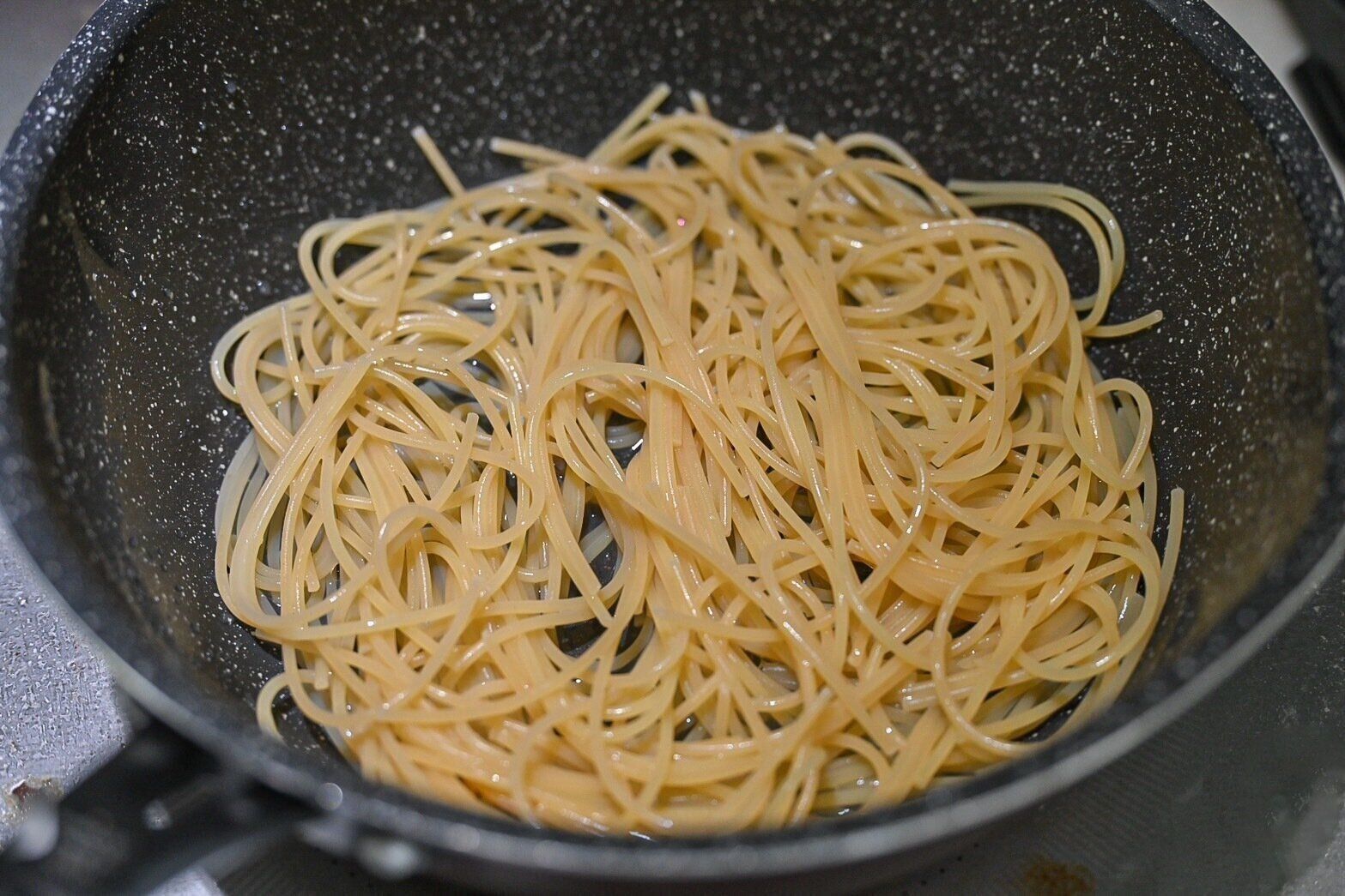 フライパンに入ったパスタ