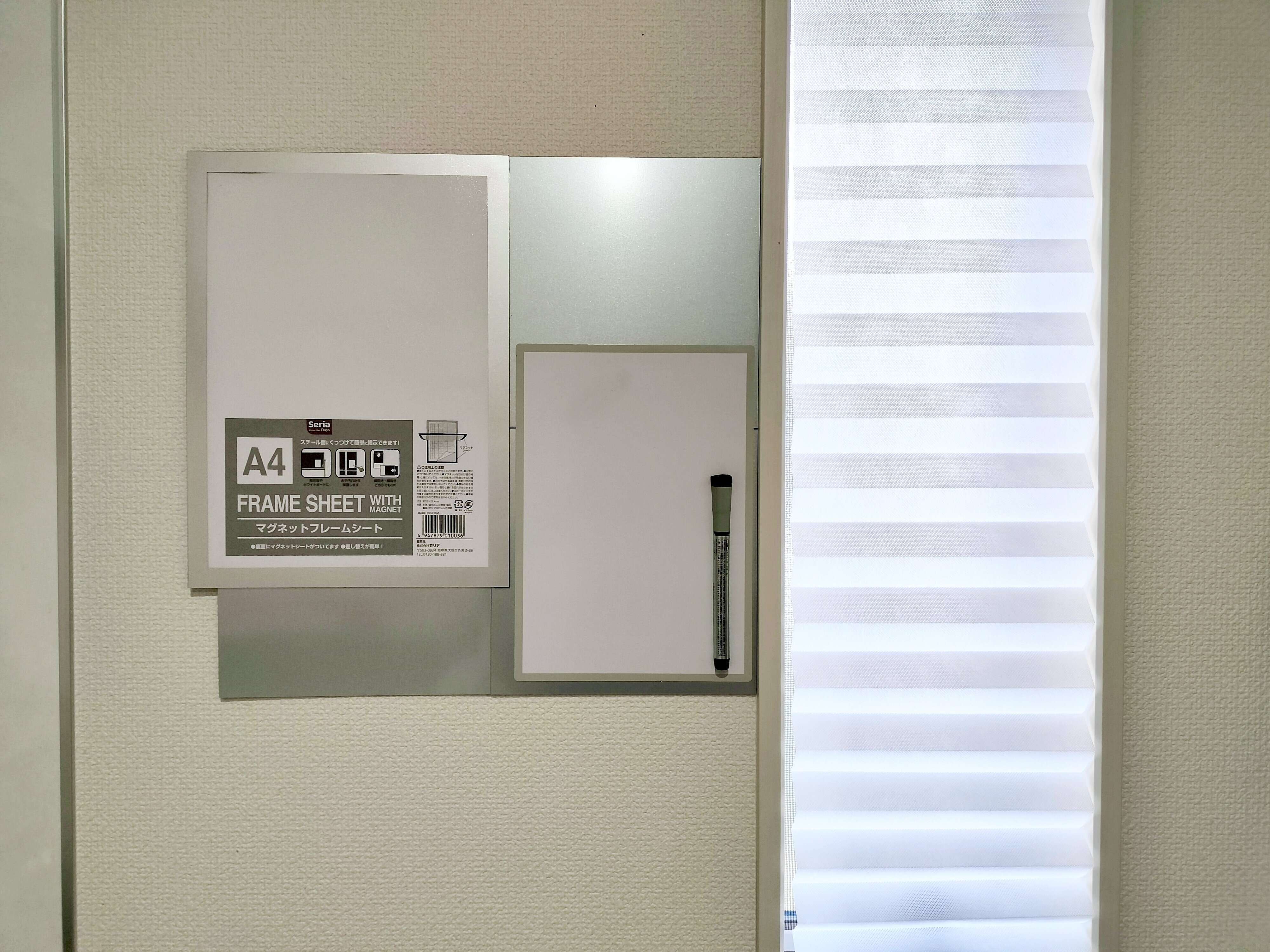 スチールタイルを掲示板として使っているところ