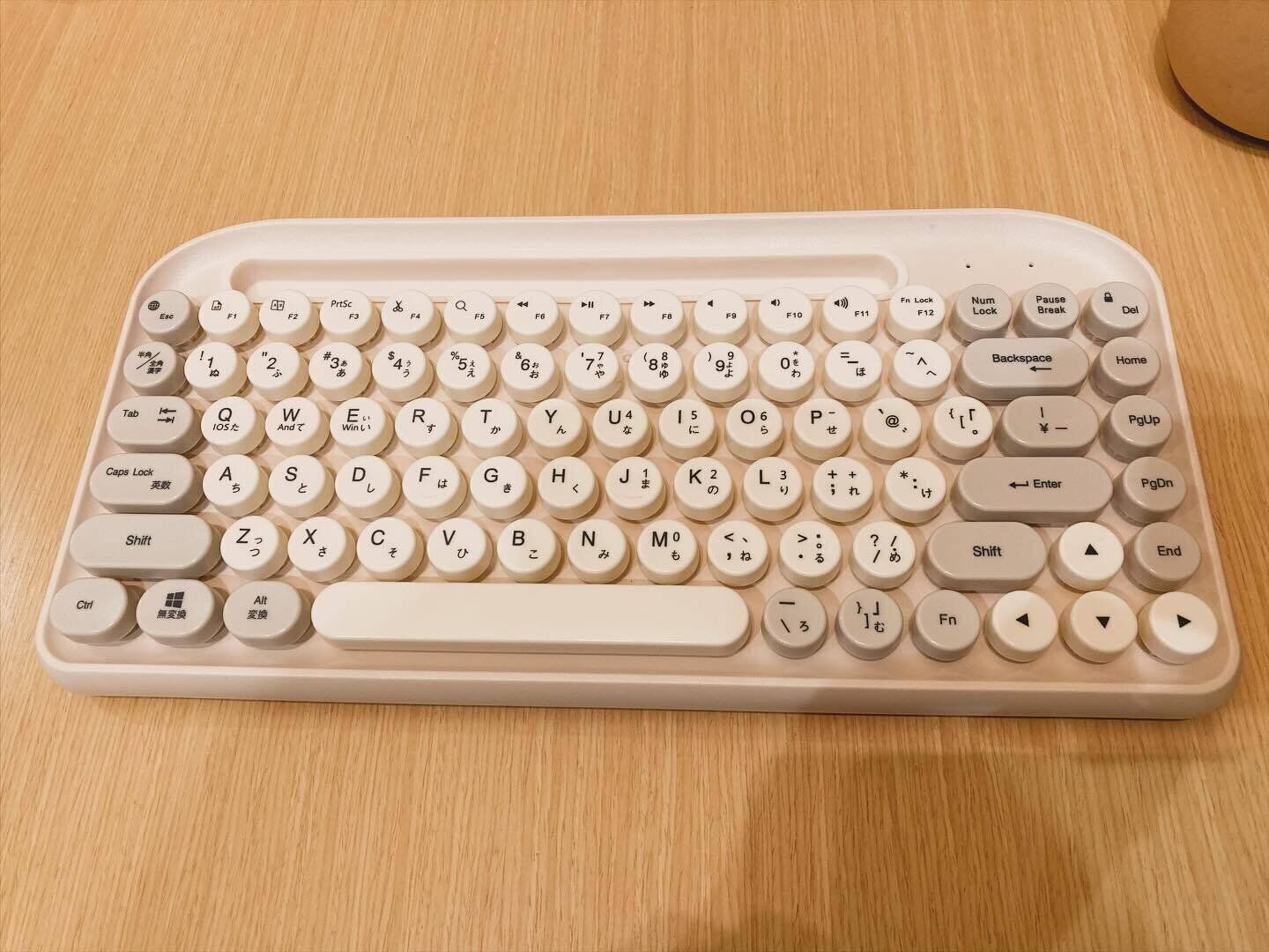 レトロなかわいさが魅力！「丸型ワイヤレスキーボード」