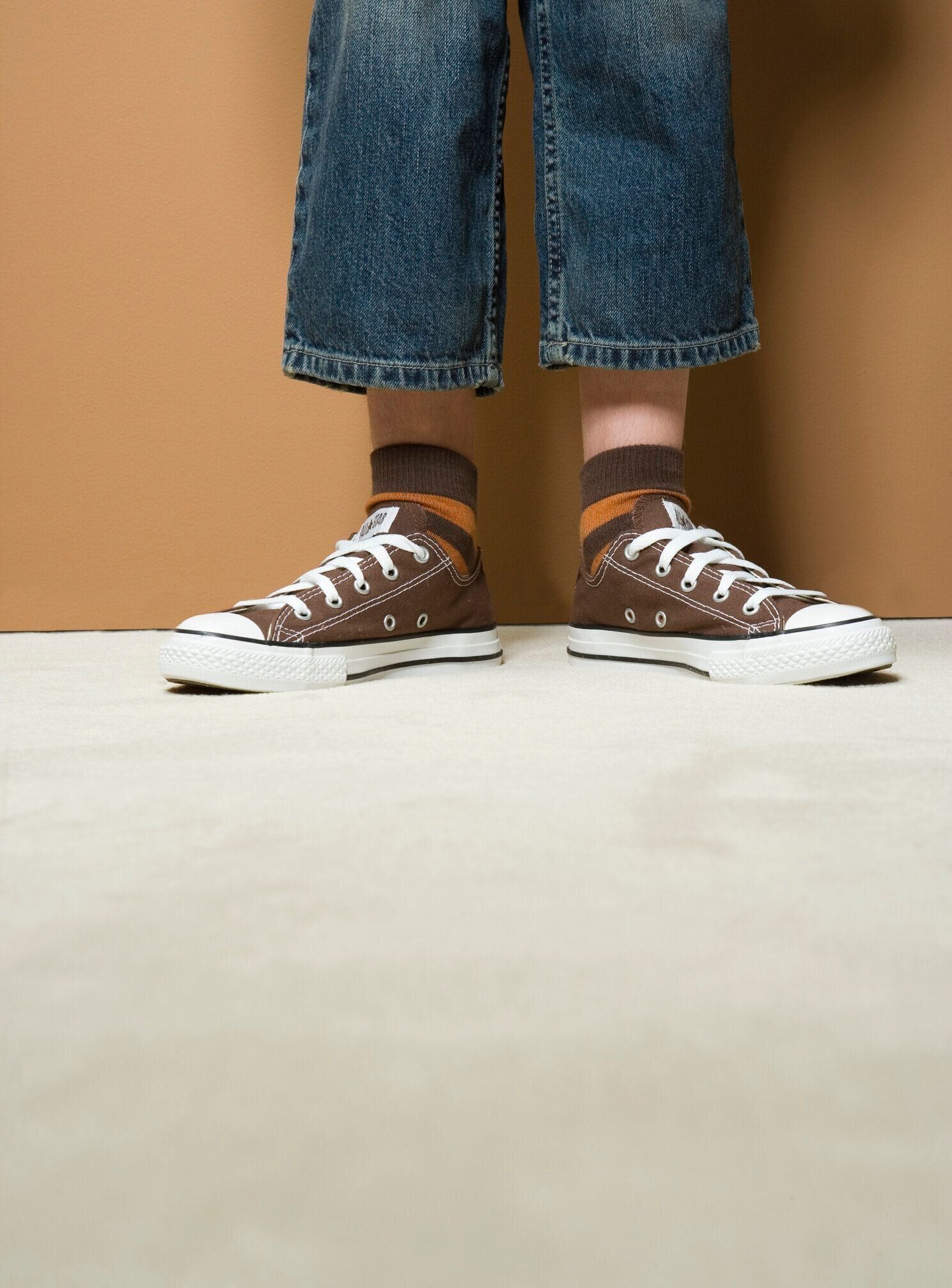 半端丈のジーパンを履いた男性