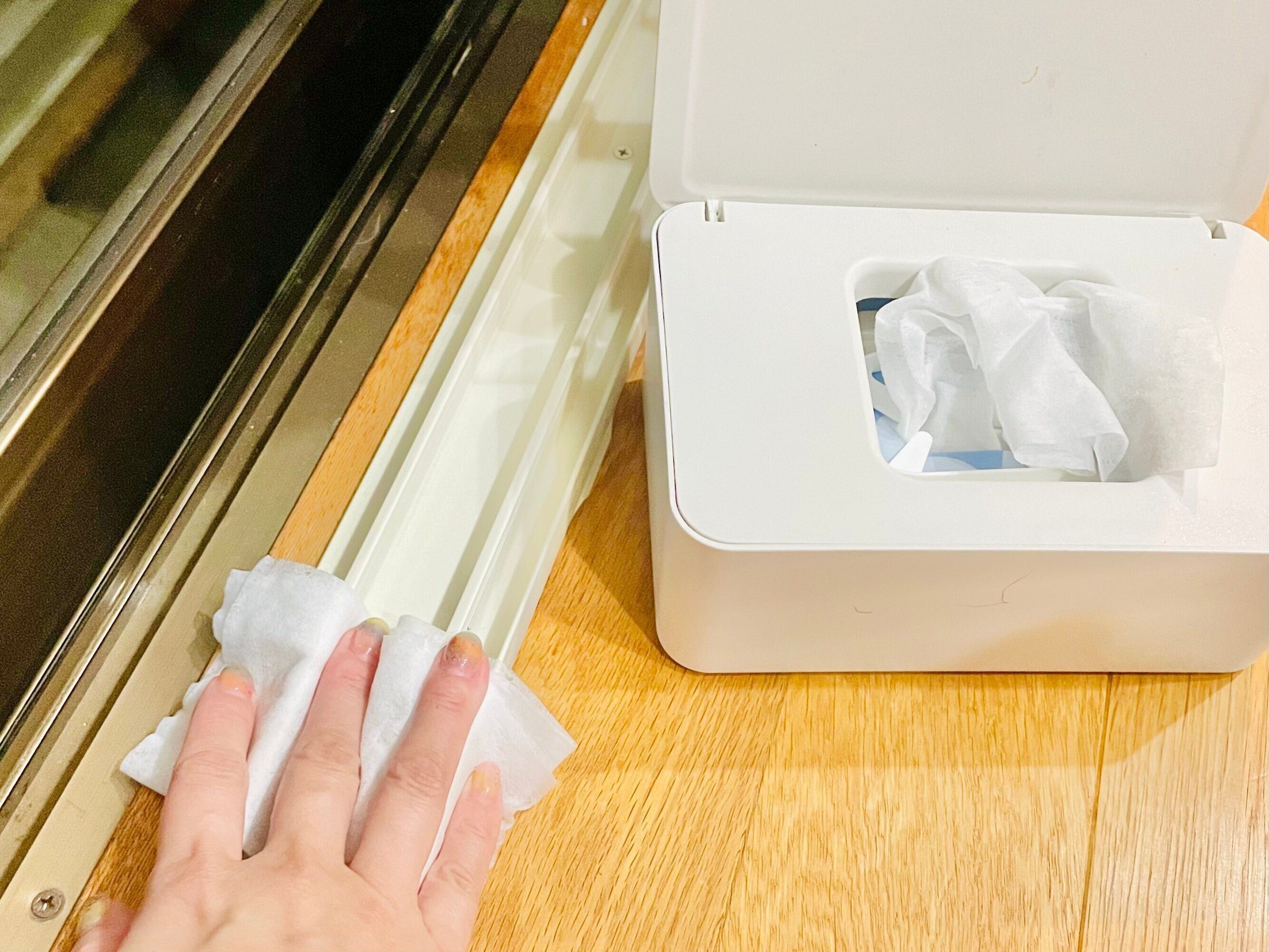 サッシのレール部分を水拭き