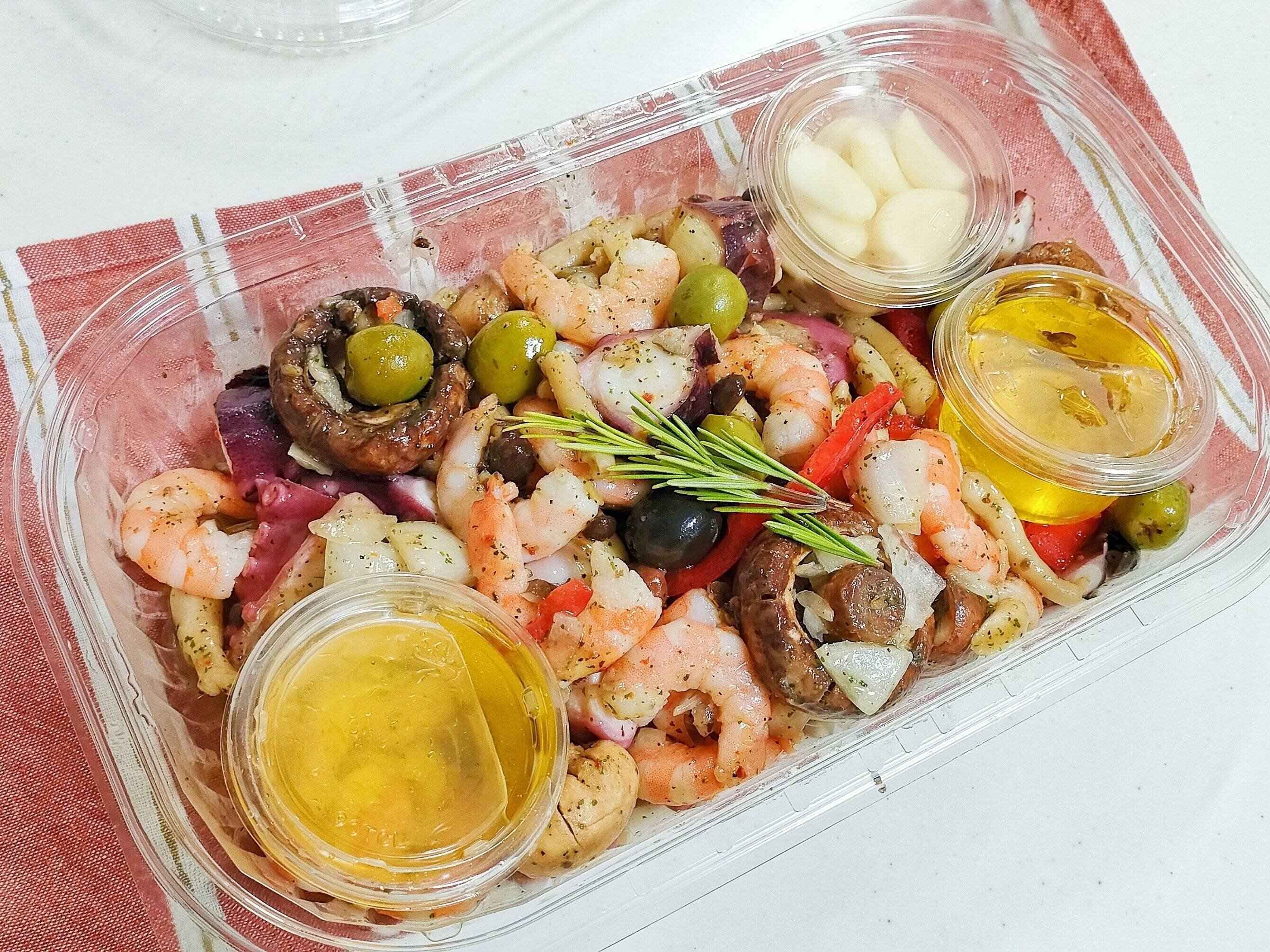 中身はたっぷりな海鮮とオリーブオイルとにんにく