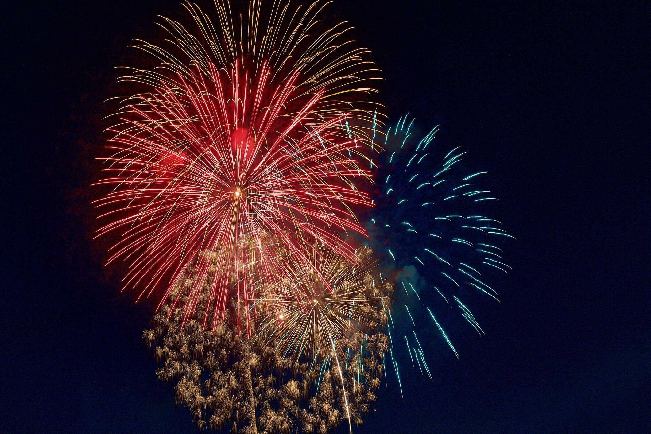 夜空に打ち上げられる色とりどりの花火の背景