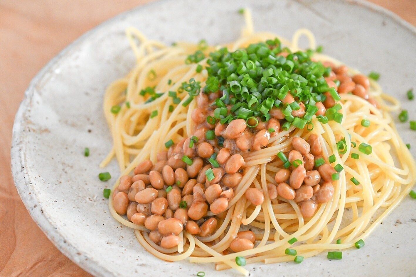 皿に盛られた納豆パスタ