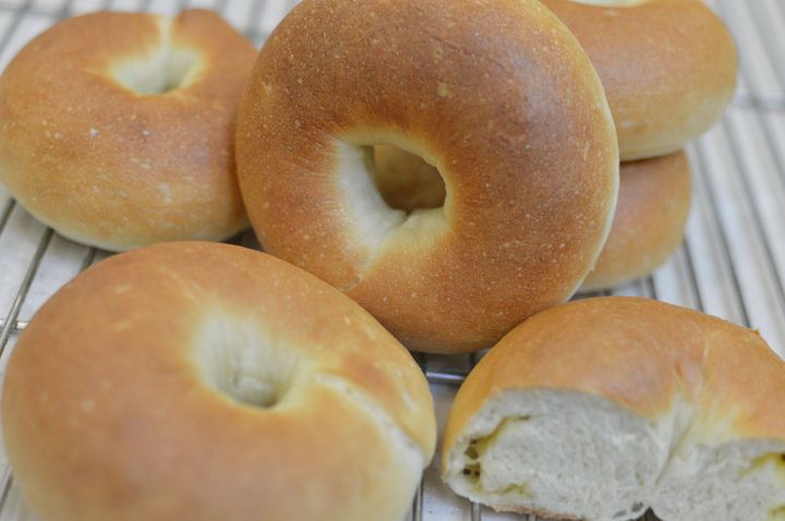 木製テーブルの上の甘いベーグル