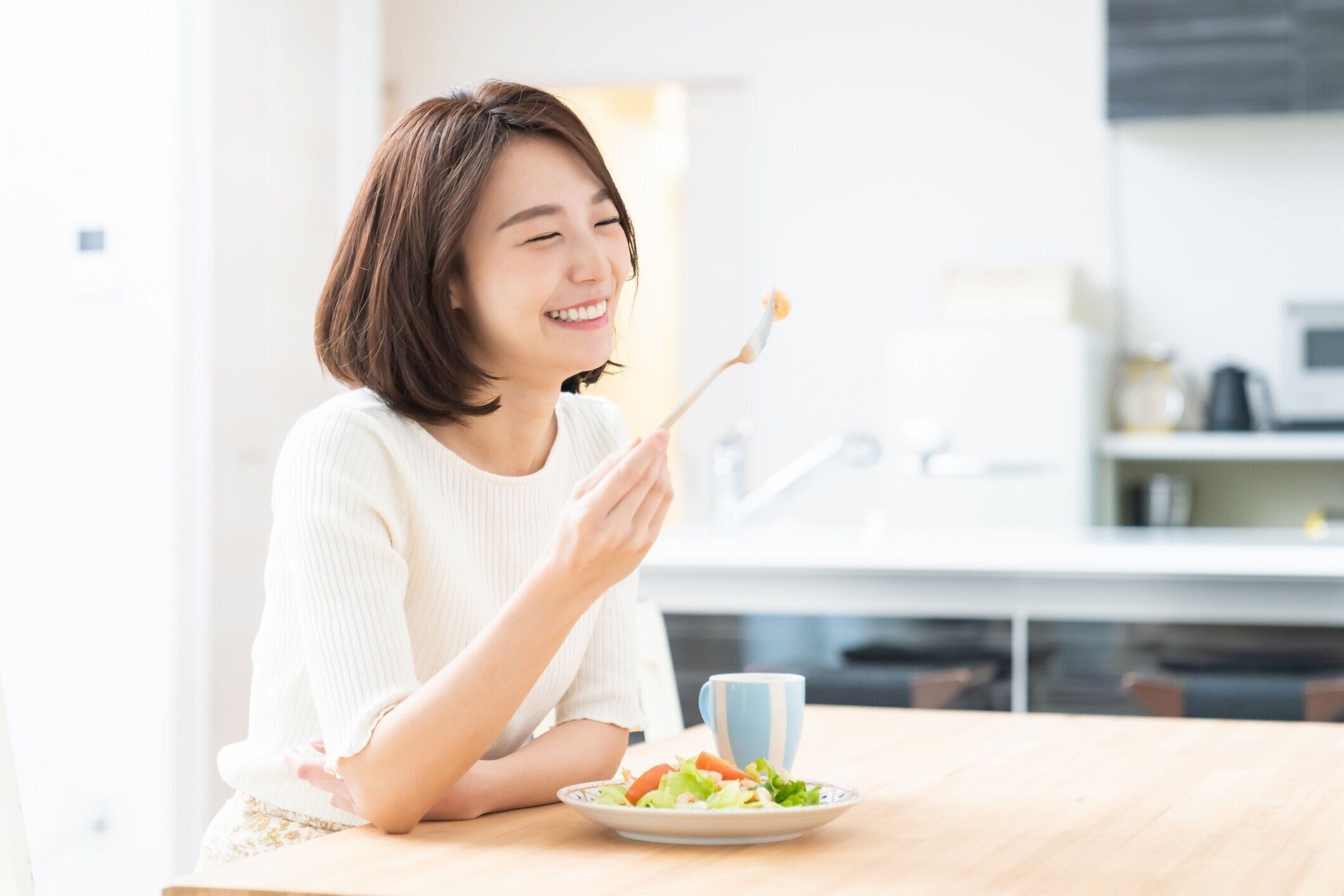 食べる魅力的なアジアの女性