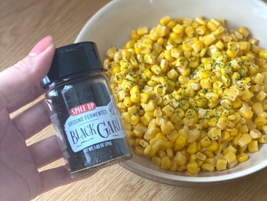 ブラックガーリックで調味したコーンバター