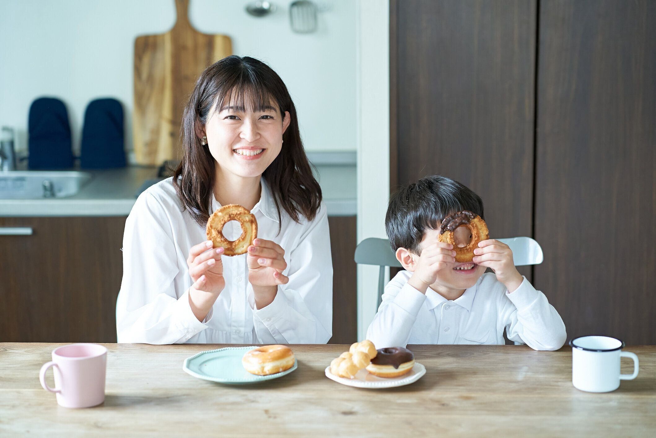 ドーナツを食べる母と息子