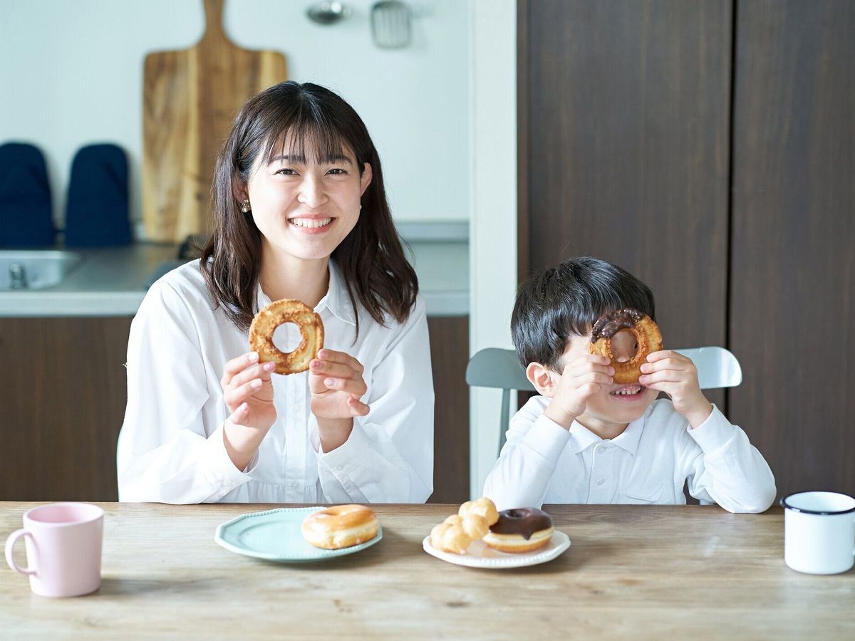 ドーナツを食べる母と息子