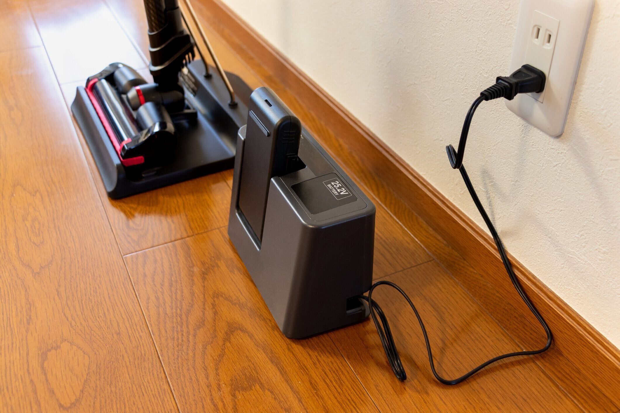 コードレス掃除機のバッテリーを充電する