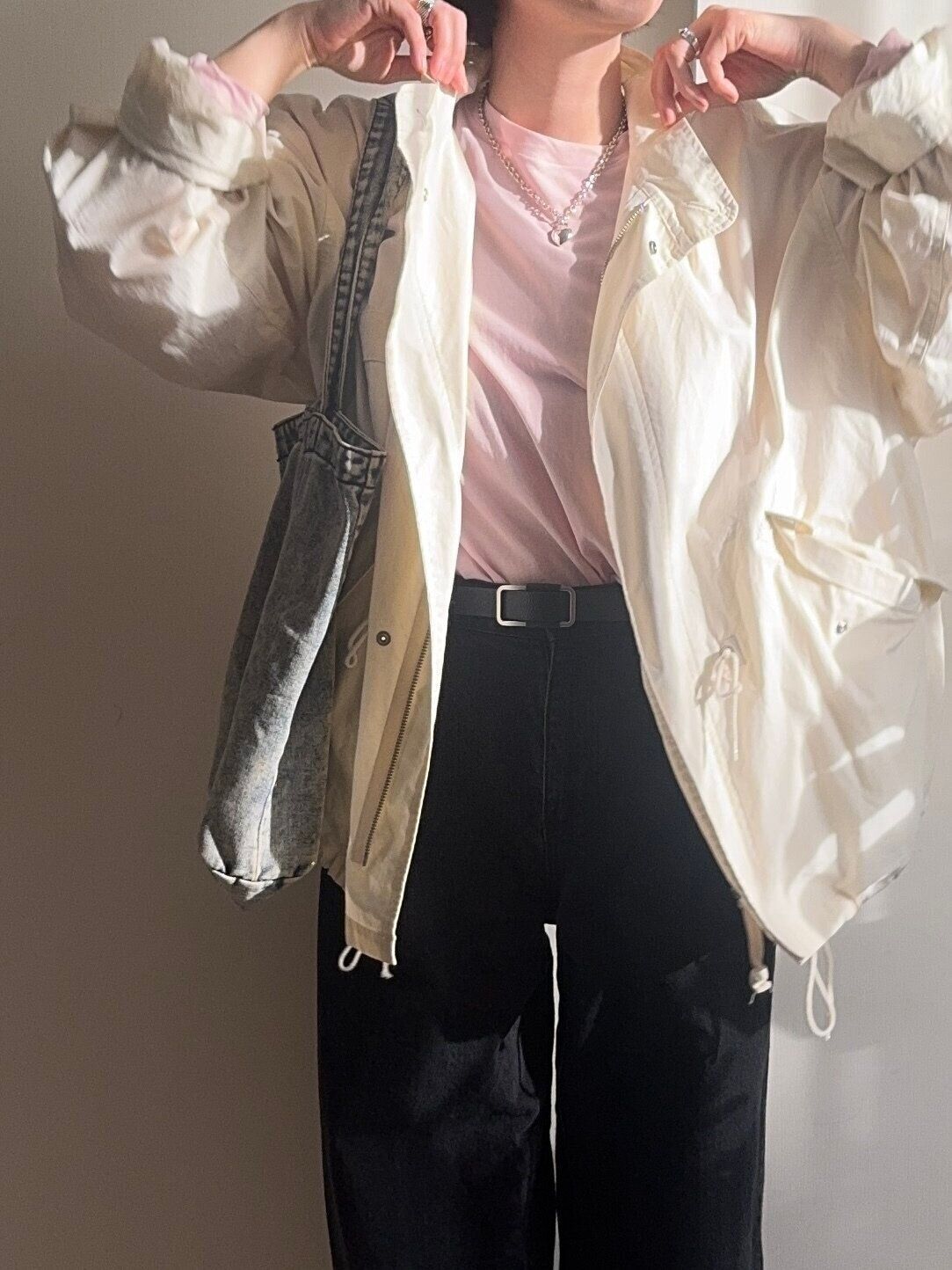 白ブルゾンとピンクTシャツ