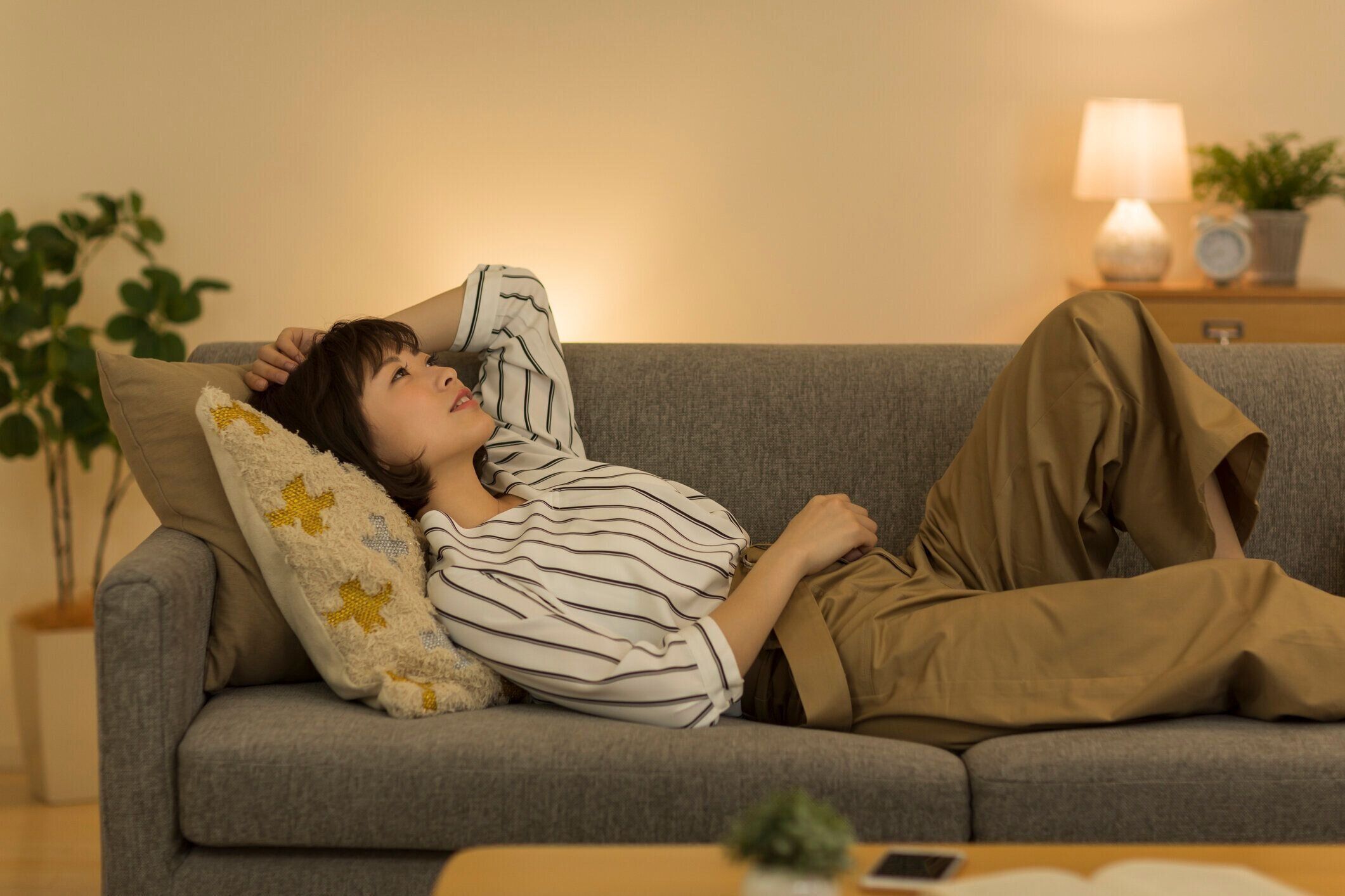 自宅で過ごす若い女性