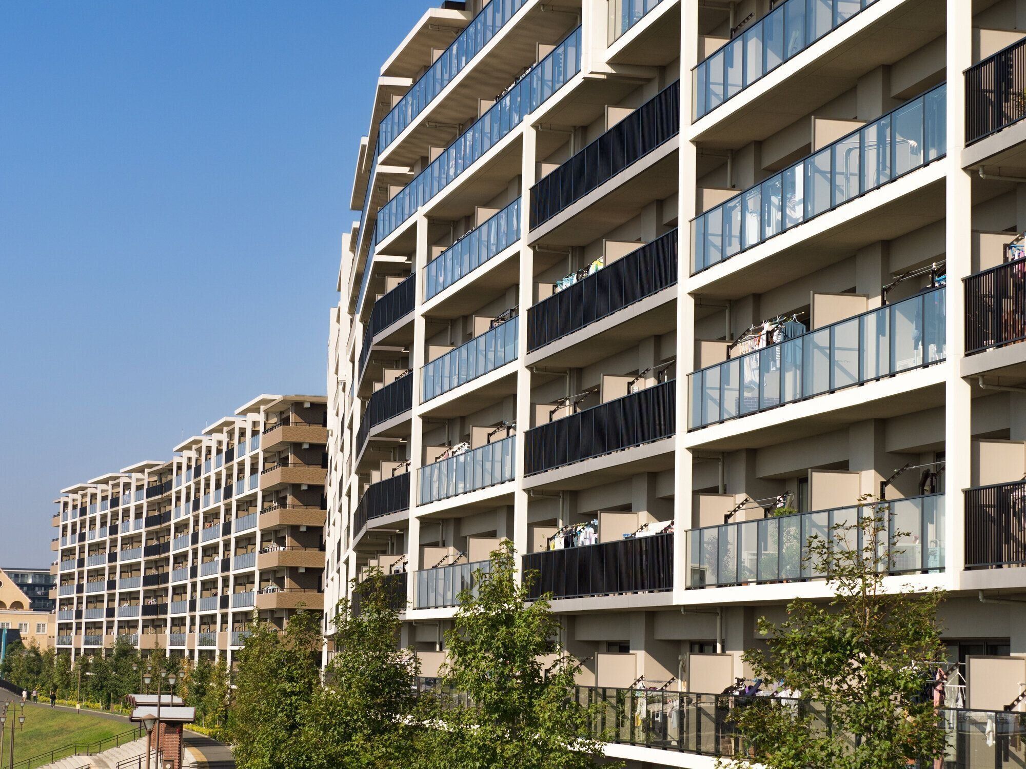 住宅街の広いアパート