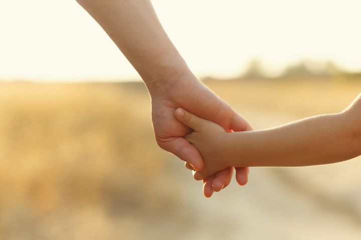 父の手で娘を保持します。