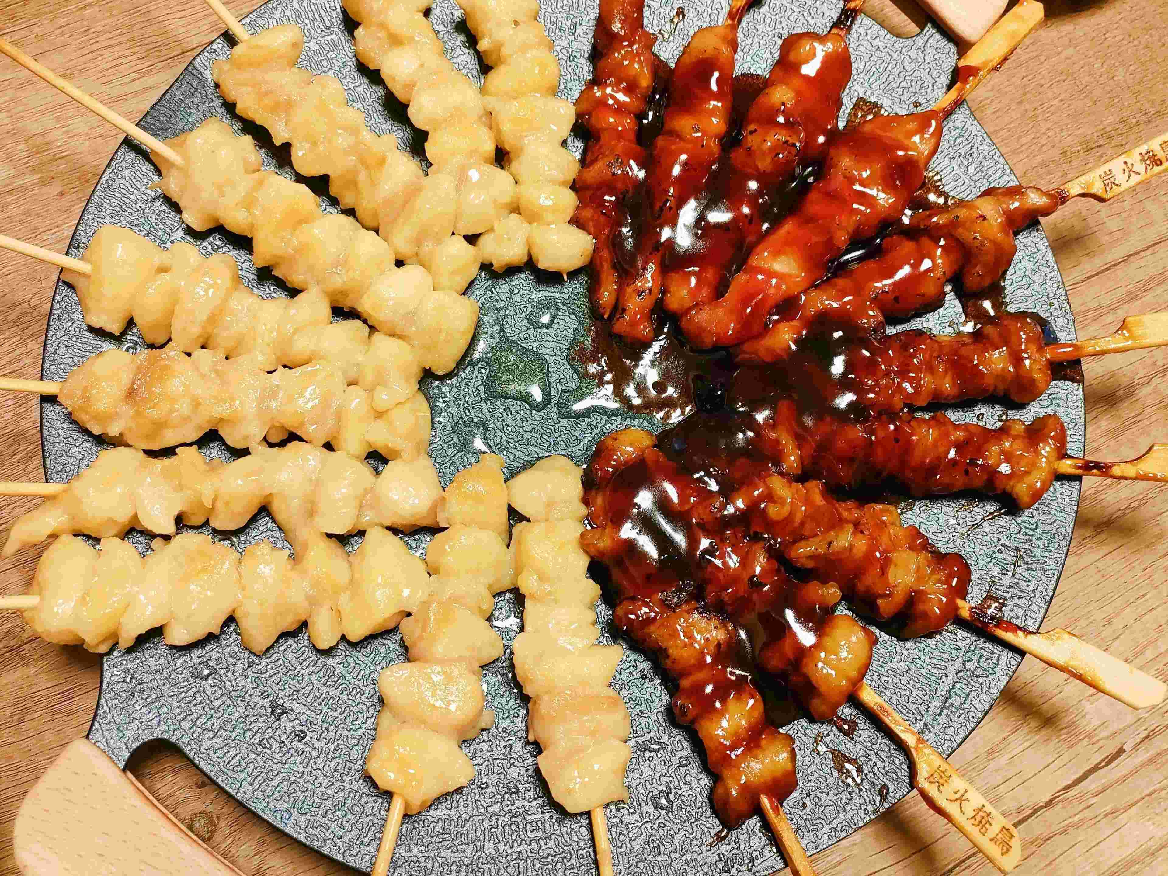 焼き鳥を焼いてテーブルへ出した様子