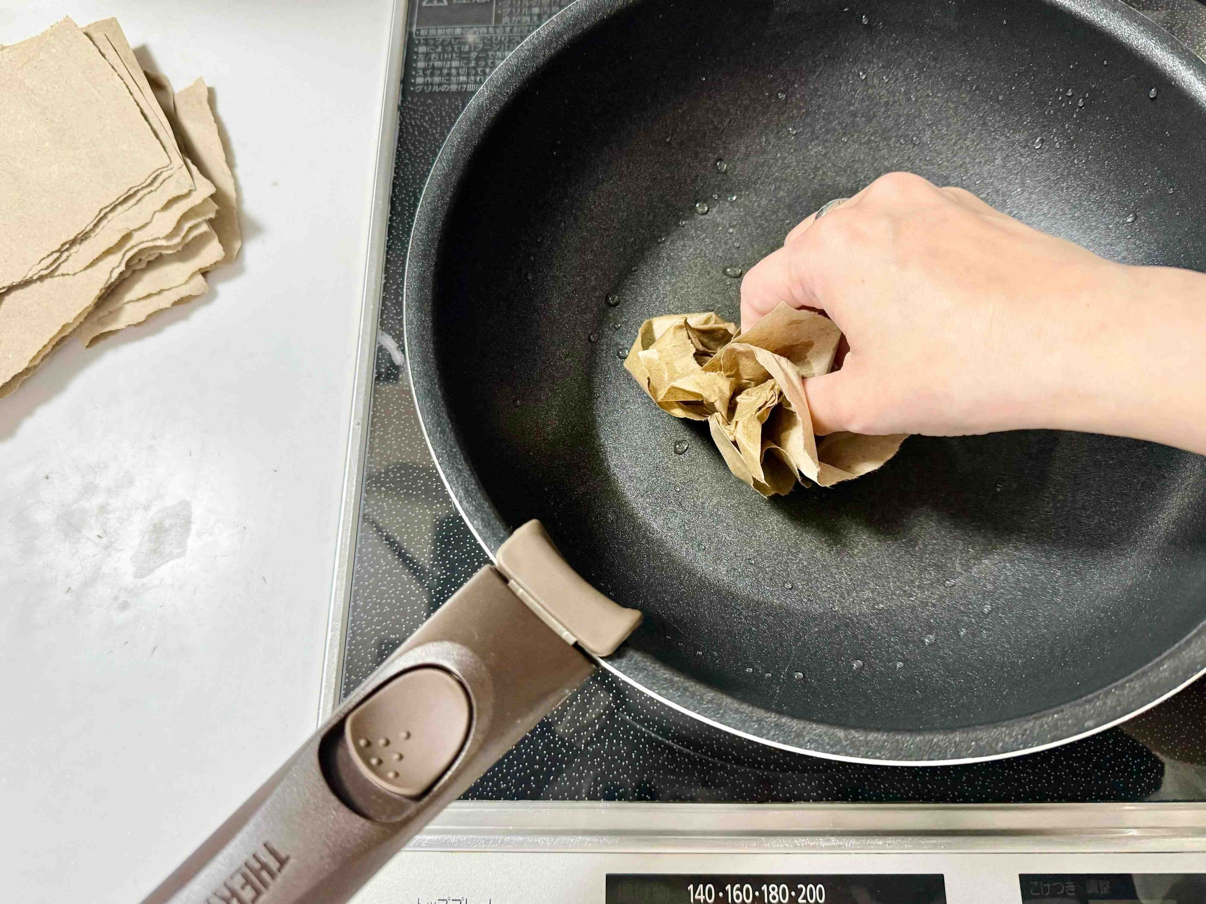 紙の緩衝材でフライパンの汚れ取り