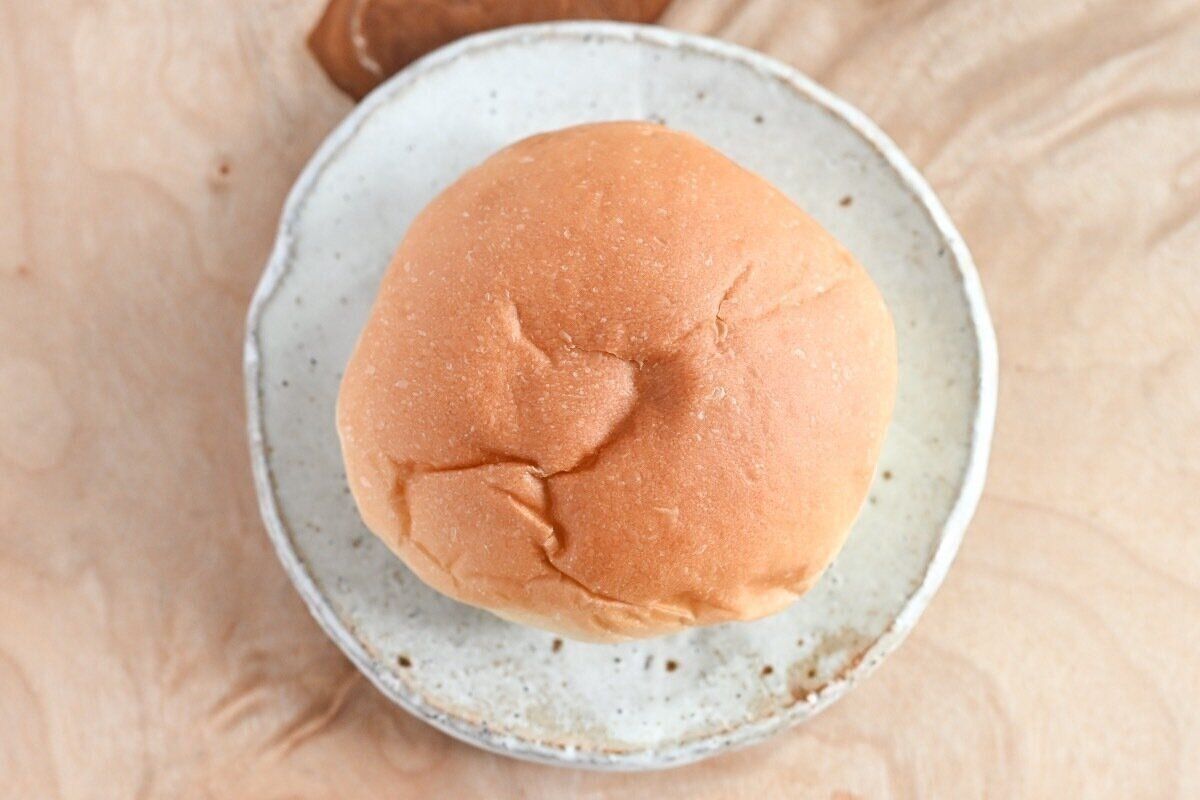 皿にのった北海道美瑛産小麦とマスカルポーネのバターロール