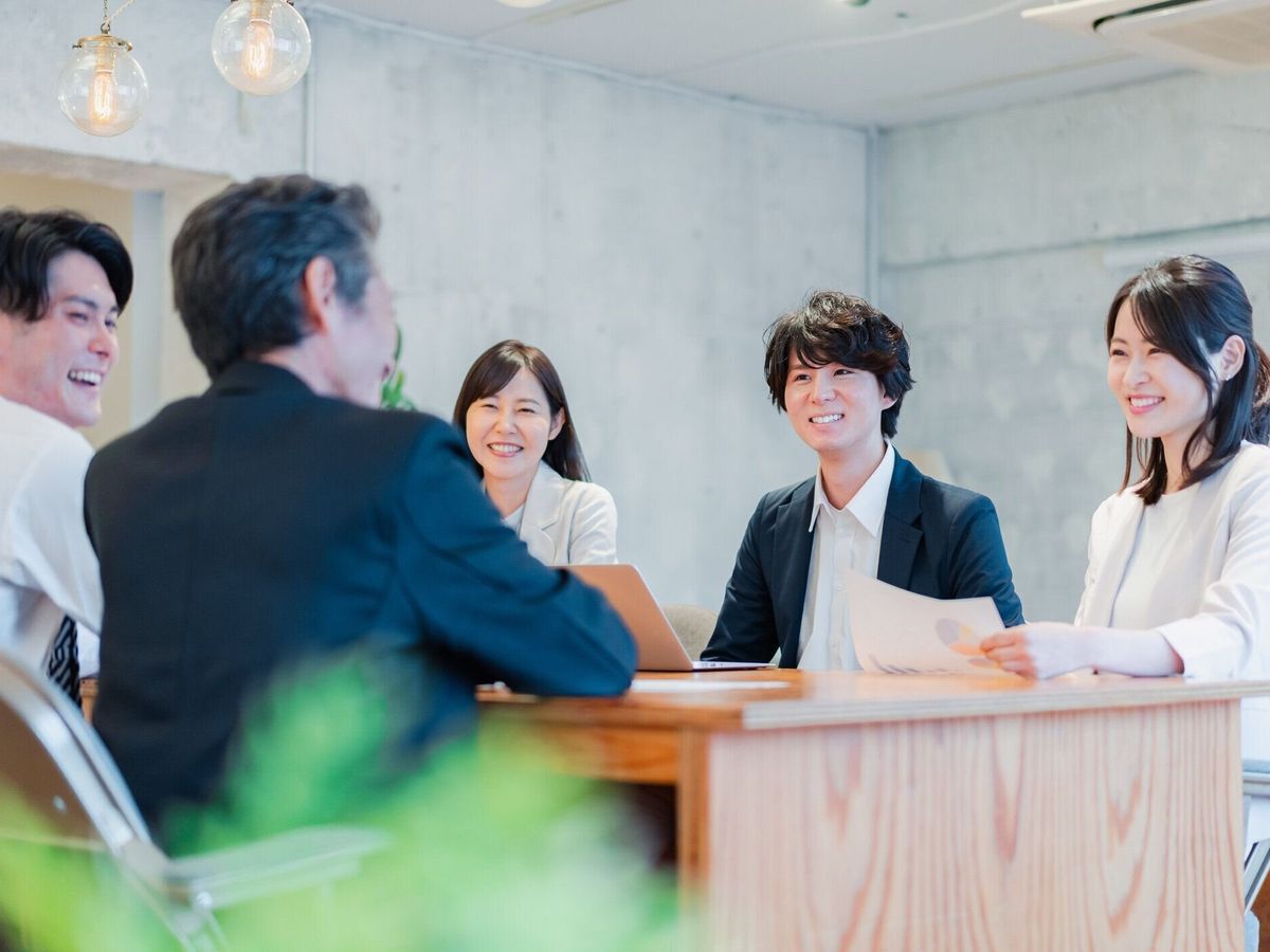 笑顔で会議中のビジネスパーソン