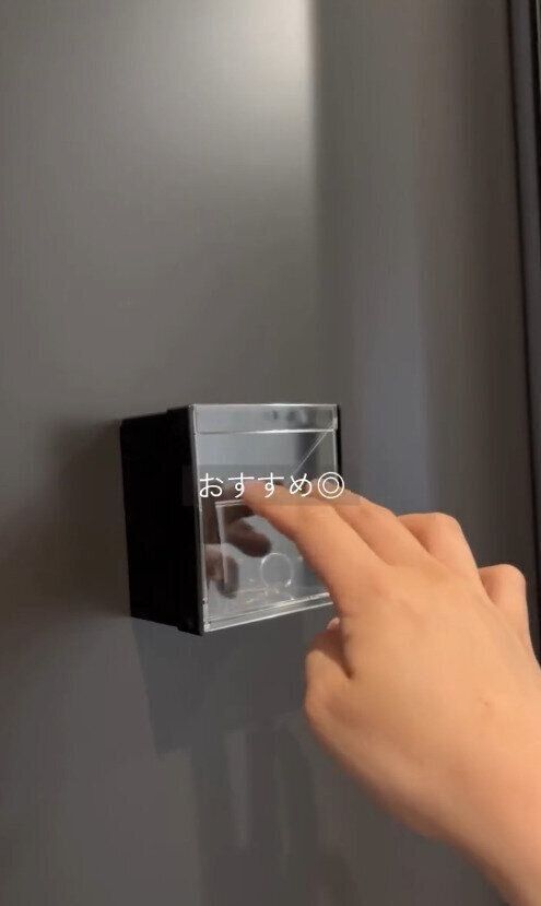 玄関をすっきり！「マグネットスイングケース」