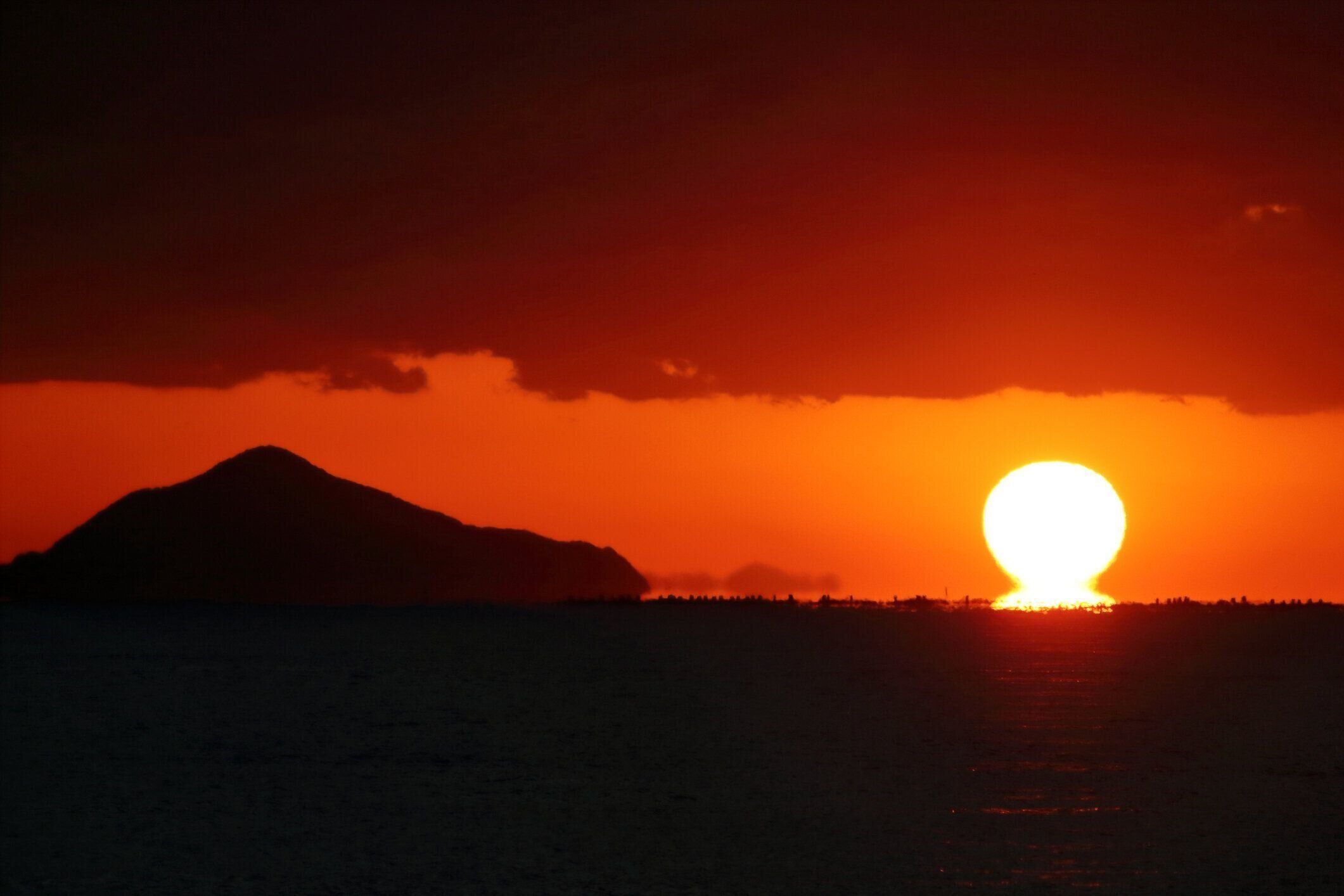 だるま夕日、スクモ湾(高知県須雲市路面駅スクモサニーサイドパークより)