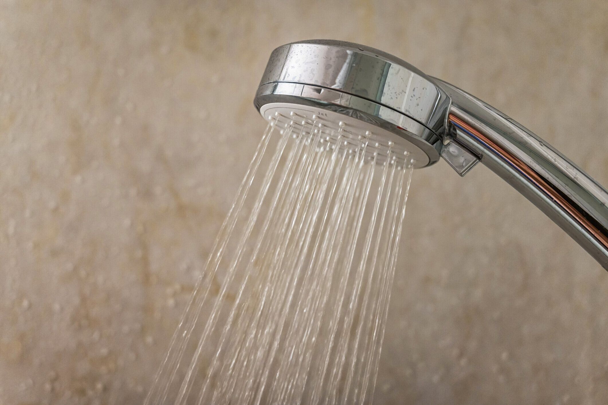 水の消費量を減らすために節水構造を備えた現代のシャワーヘッド