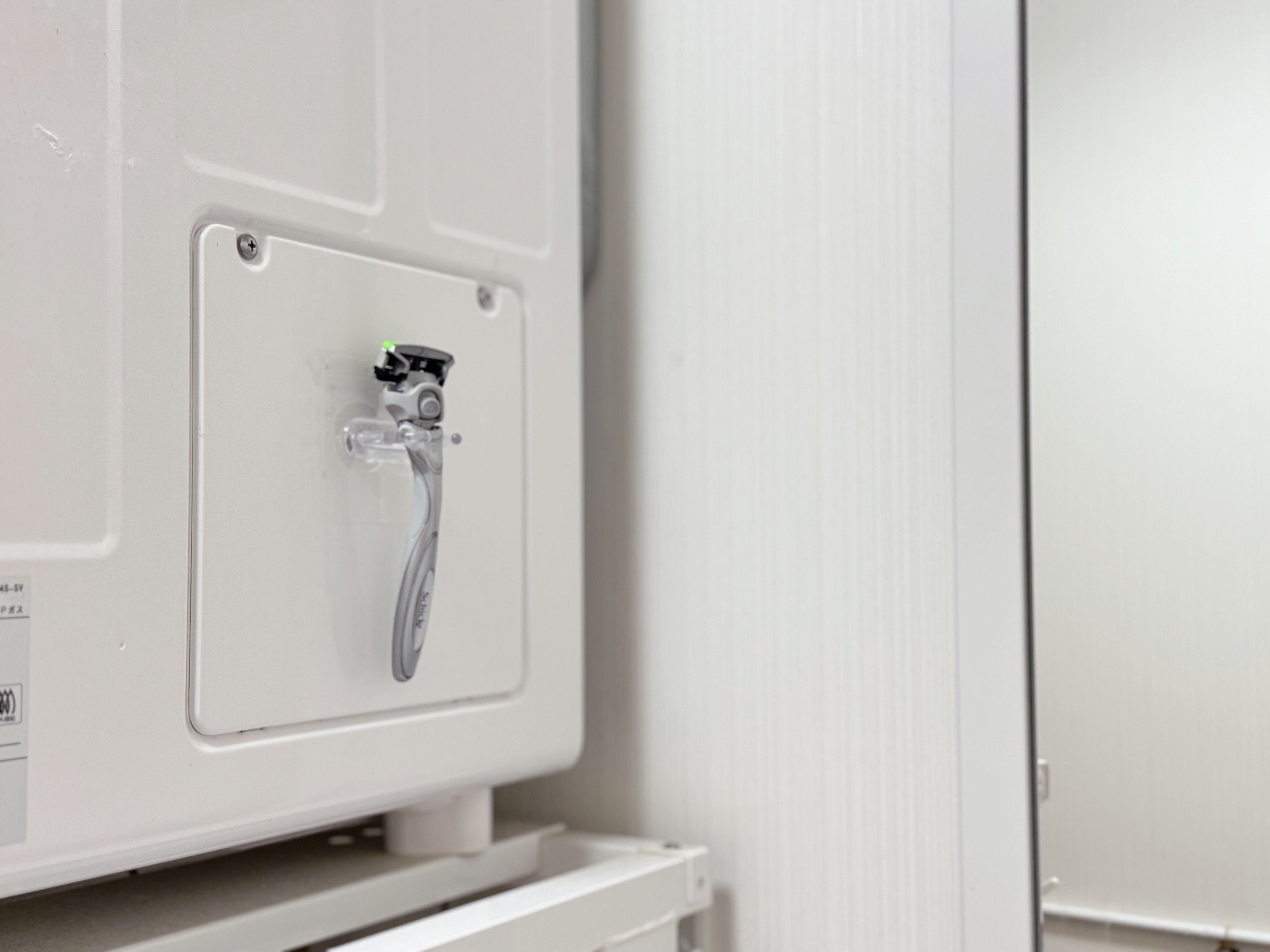 2．「フィルムフック シェーバーホルダー」