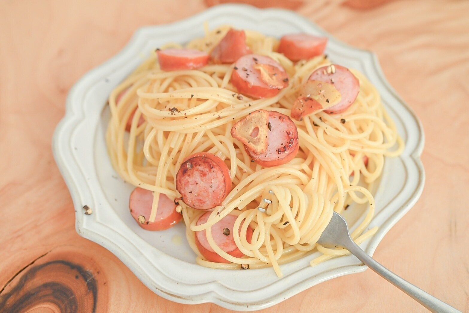 パスタに盛られたソーセージだけパスタ