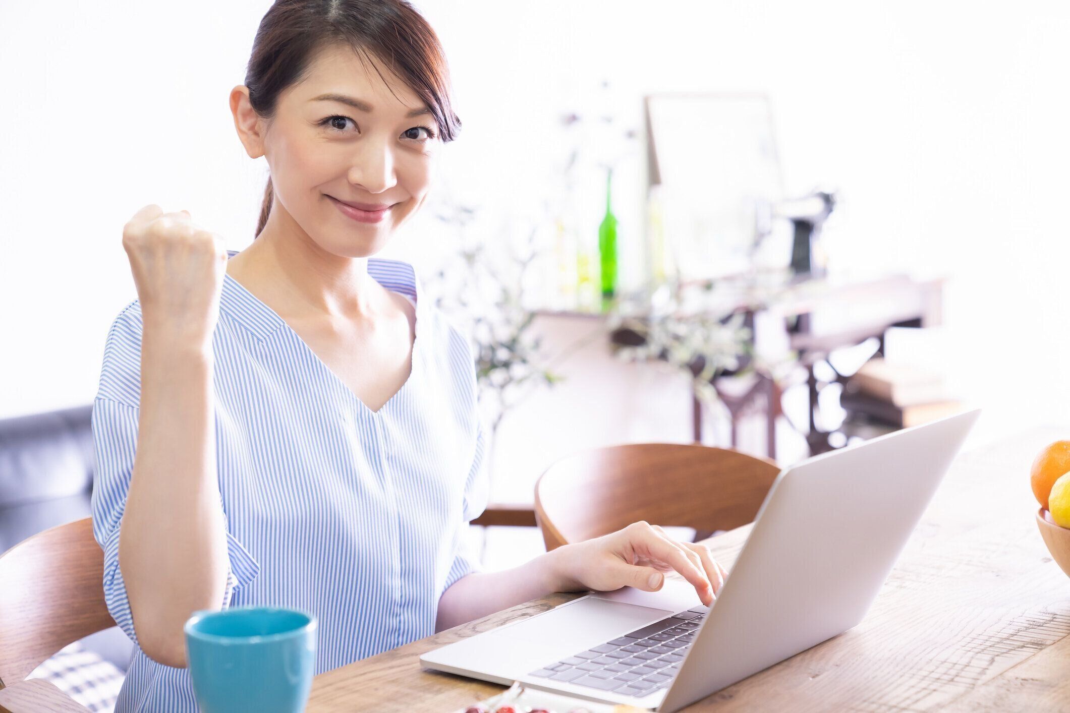 ノートパソコンを使用してアジアの女性