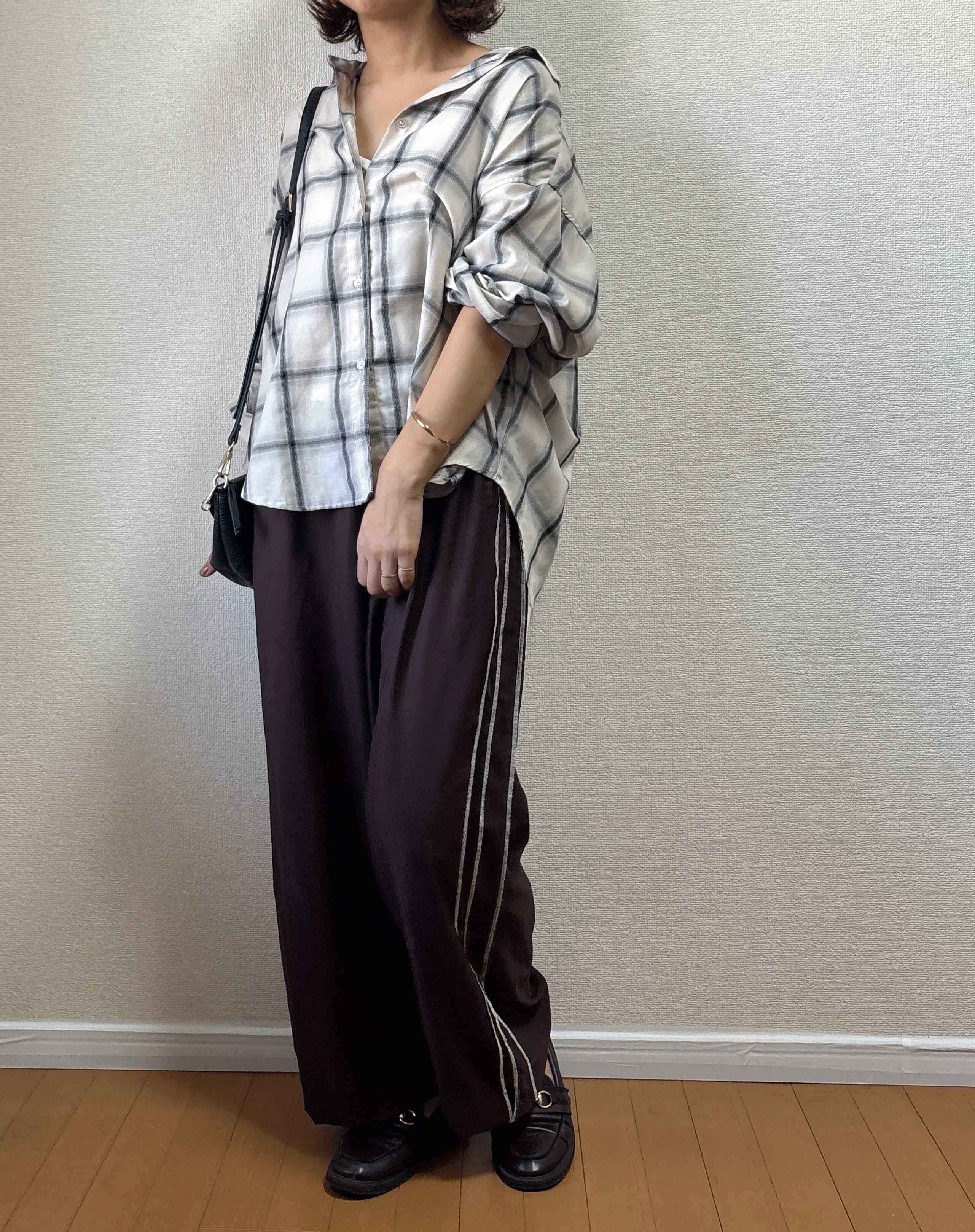 チェックシャツとワイドパンツのコーディネート