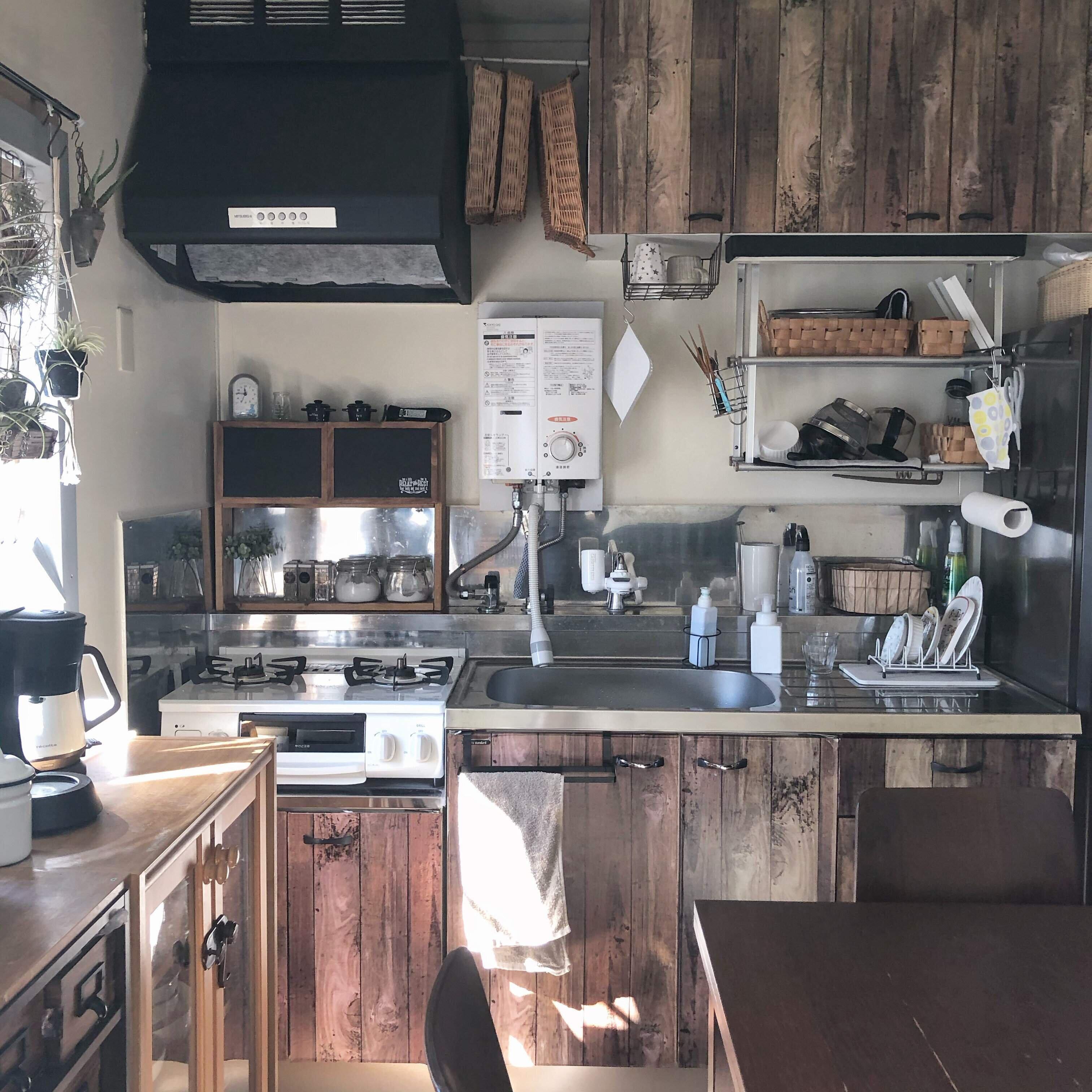 木目のあたたかさをプラス！リメイクシートで築古キッチンをやさしい印象に