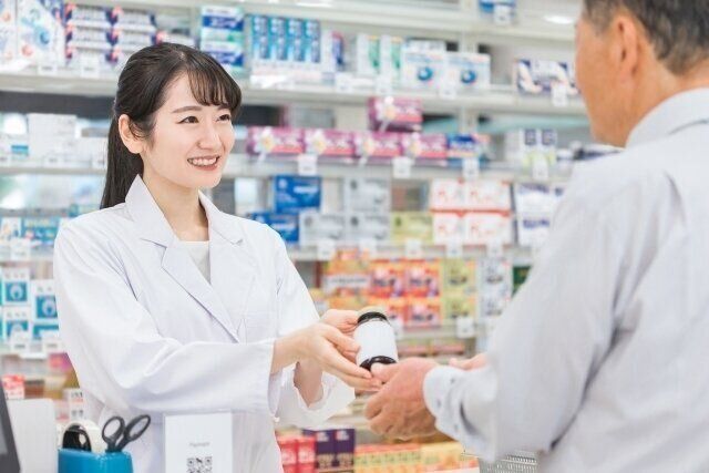 ドラッグストアの女性店員