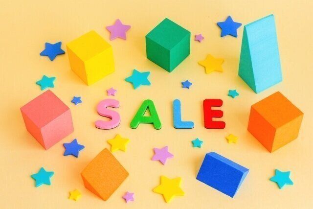 積み木とフェルトの星とSALEの文字