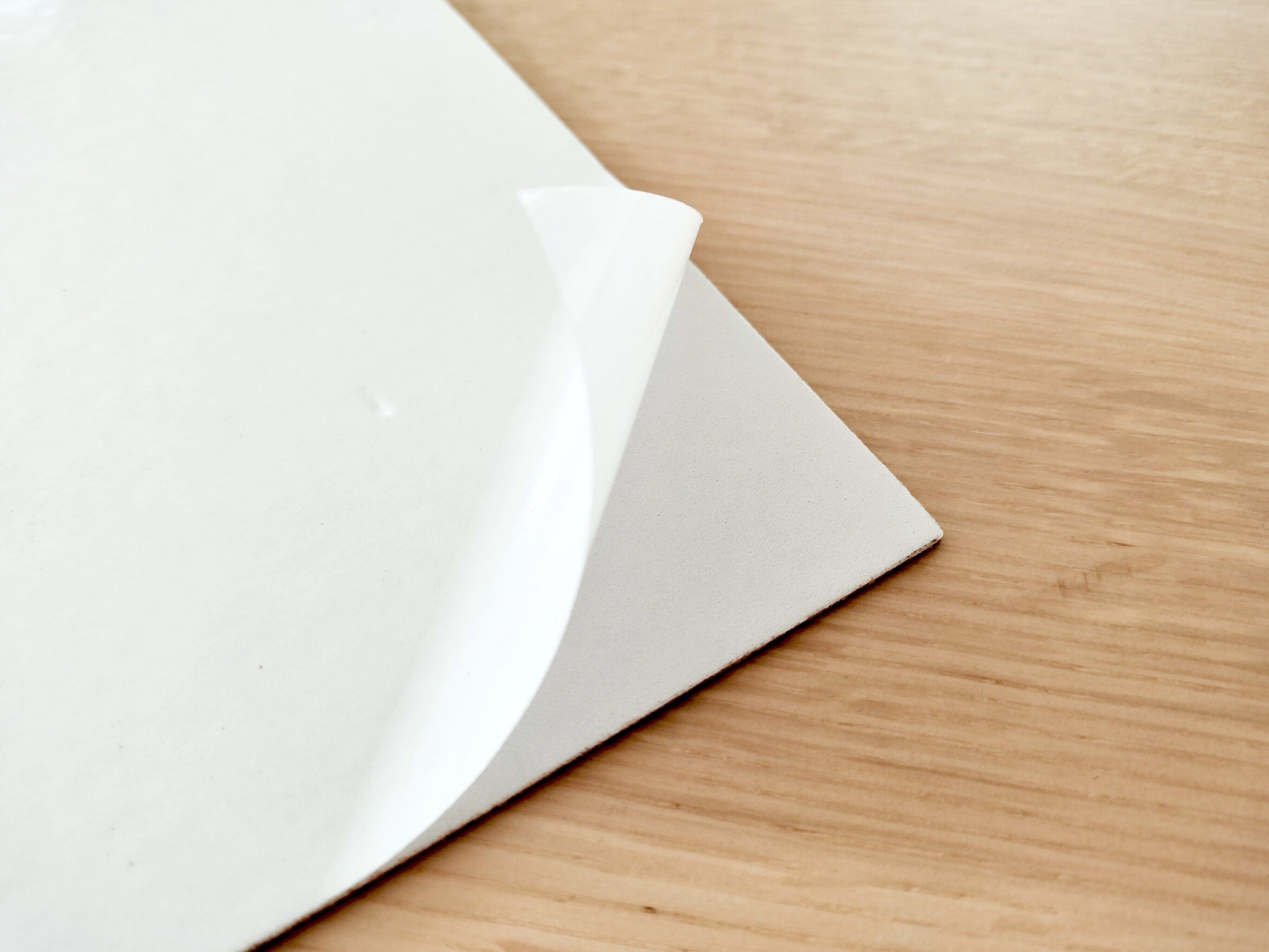 スチールタイル裏面のはくり紙をはがしたところ