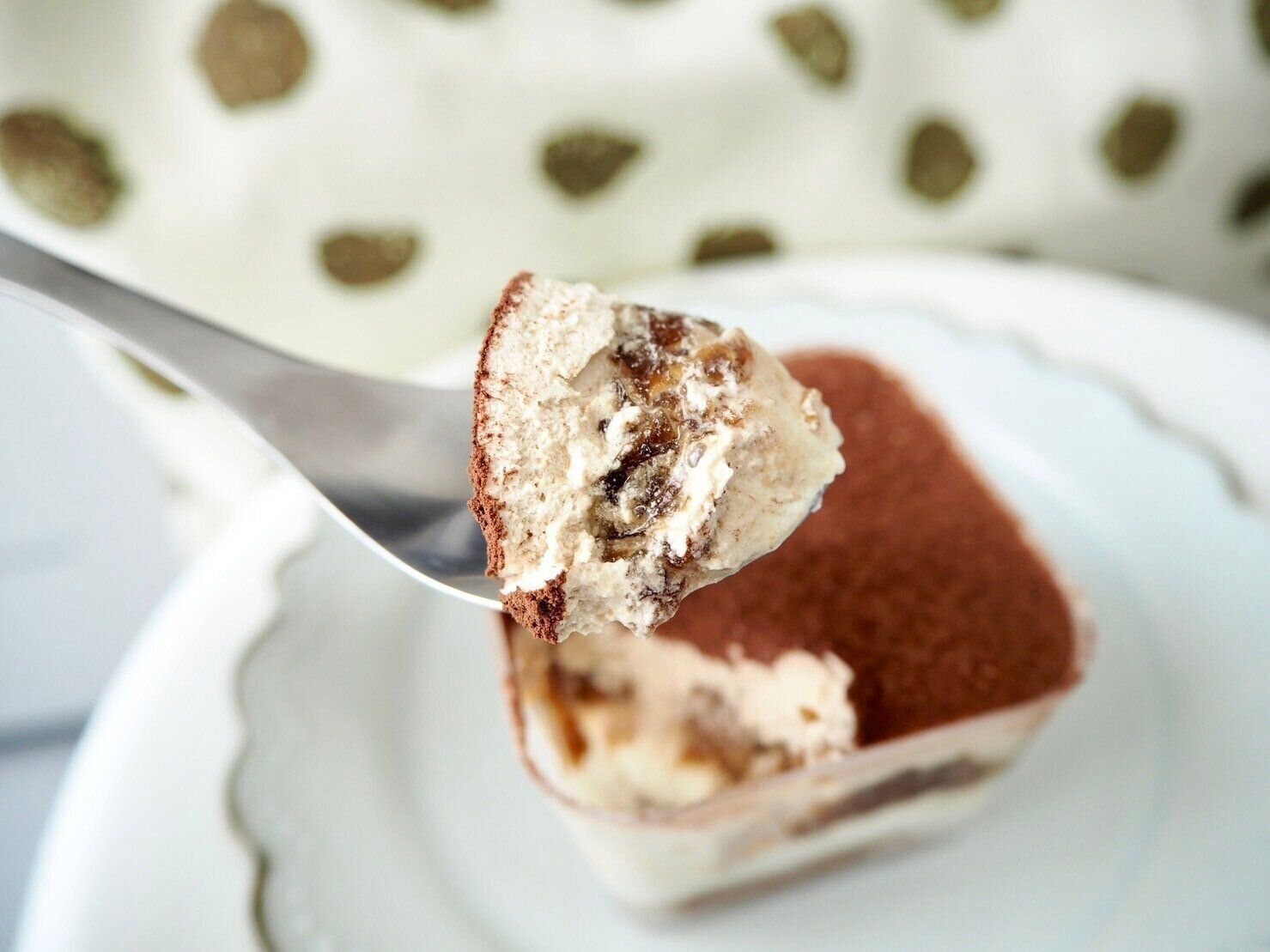 シャトレーゼ「糖質80％カットのティラミス 2個入り」スプーンのせ写真