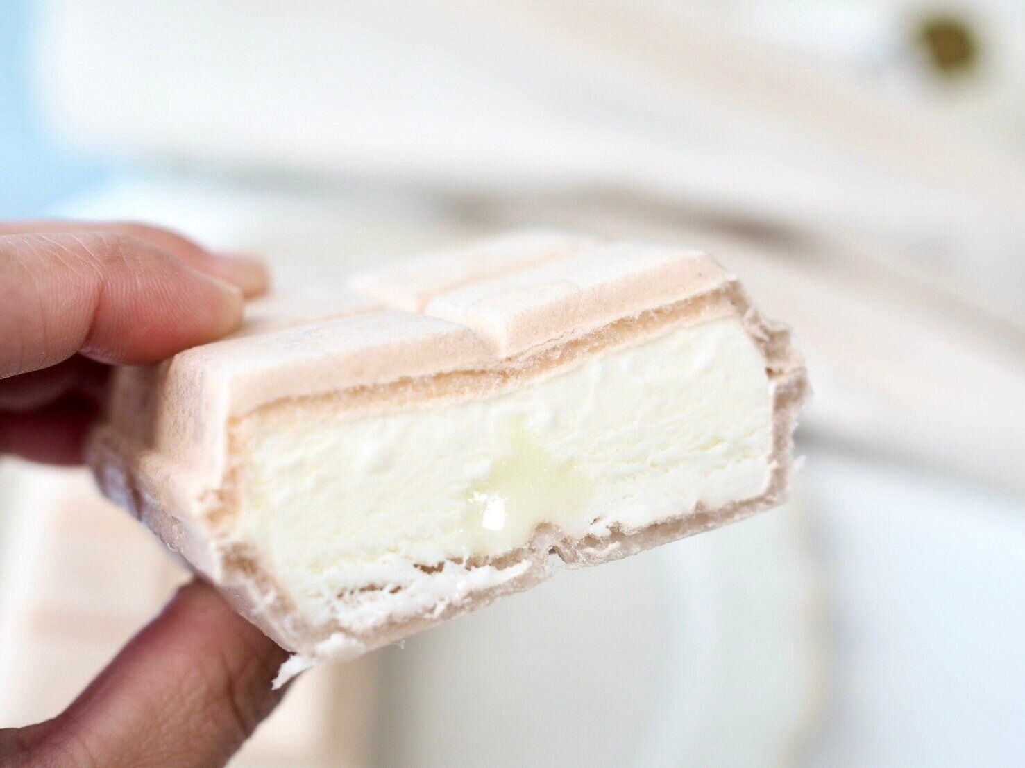 シャトレーゼ「八ヶ岳南牧村契約牧場しぼりたて牛乳モナカ」断面写真