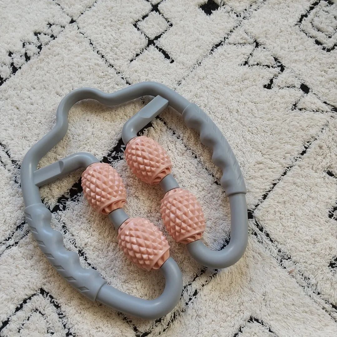 手軽に疲れをほぐせる「ボディケアダブルローラー」