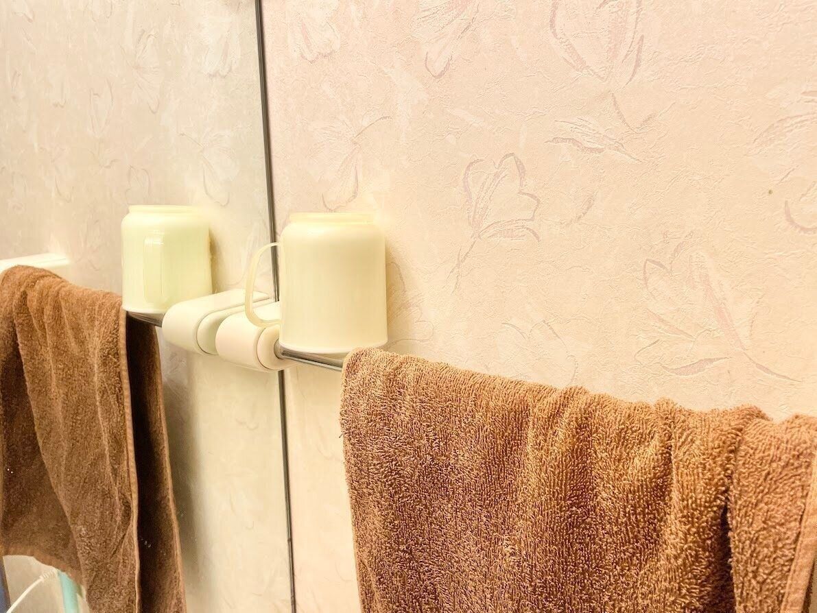 タオルバーにうがい用コップを置く