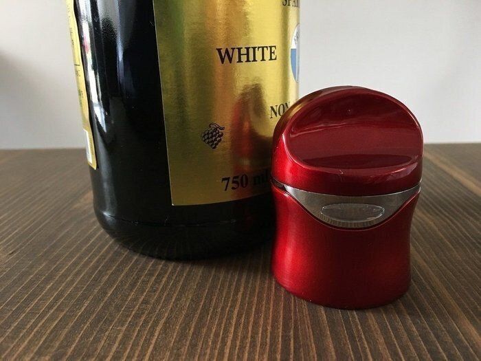 ペットボトルのふたのような感覚で、びんの飲料も保存できちゃいます。