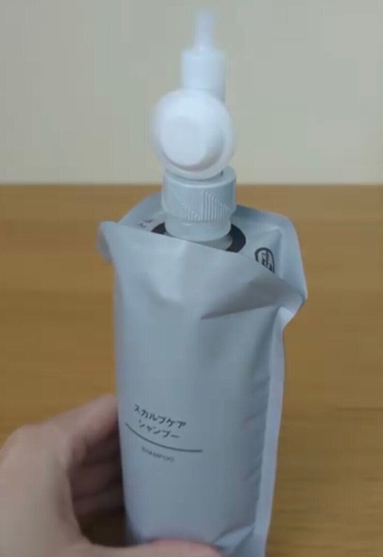 詰め替え作業がなくなる！「詰替えパウチ用吊り下げノズル」