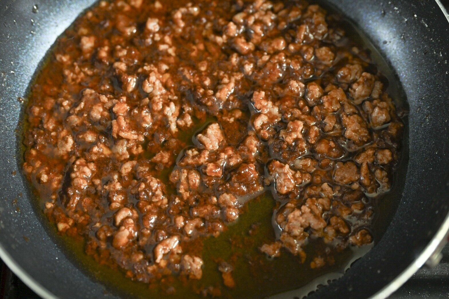 フライパンに入った肉だれ