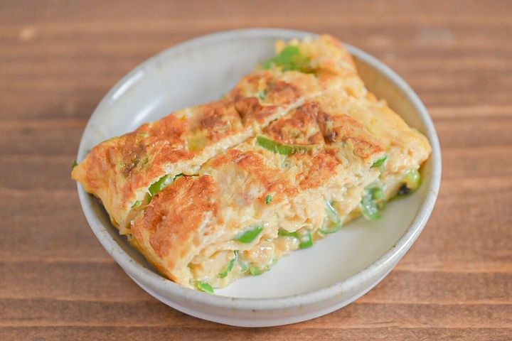 白い皿に盛られた長ねぎの卵焼き
