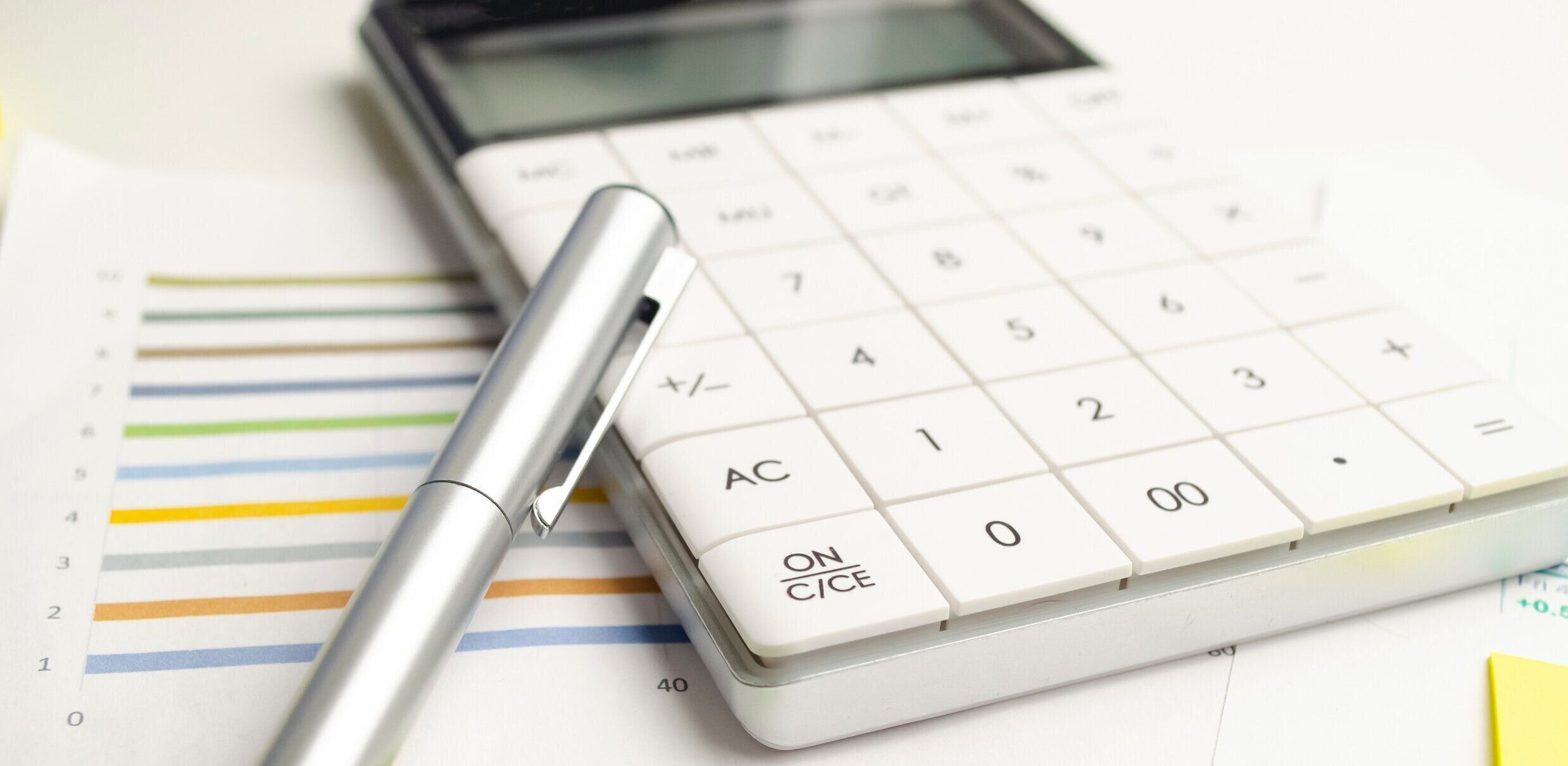 テーブル上の財務チャートとグラフ。財務概念