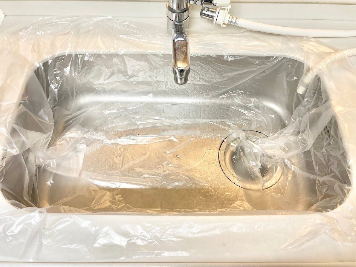 シンクにつけ置き洗い袋をセットする