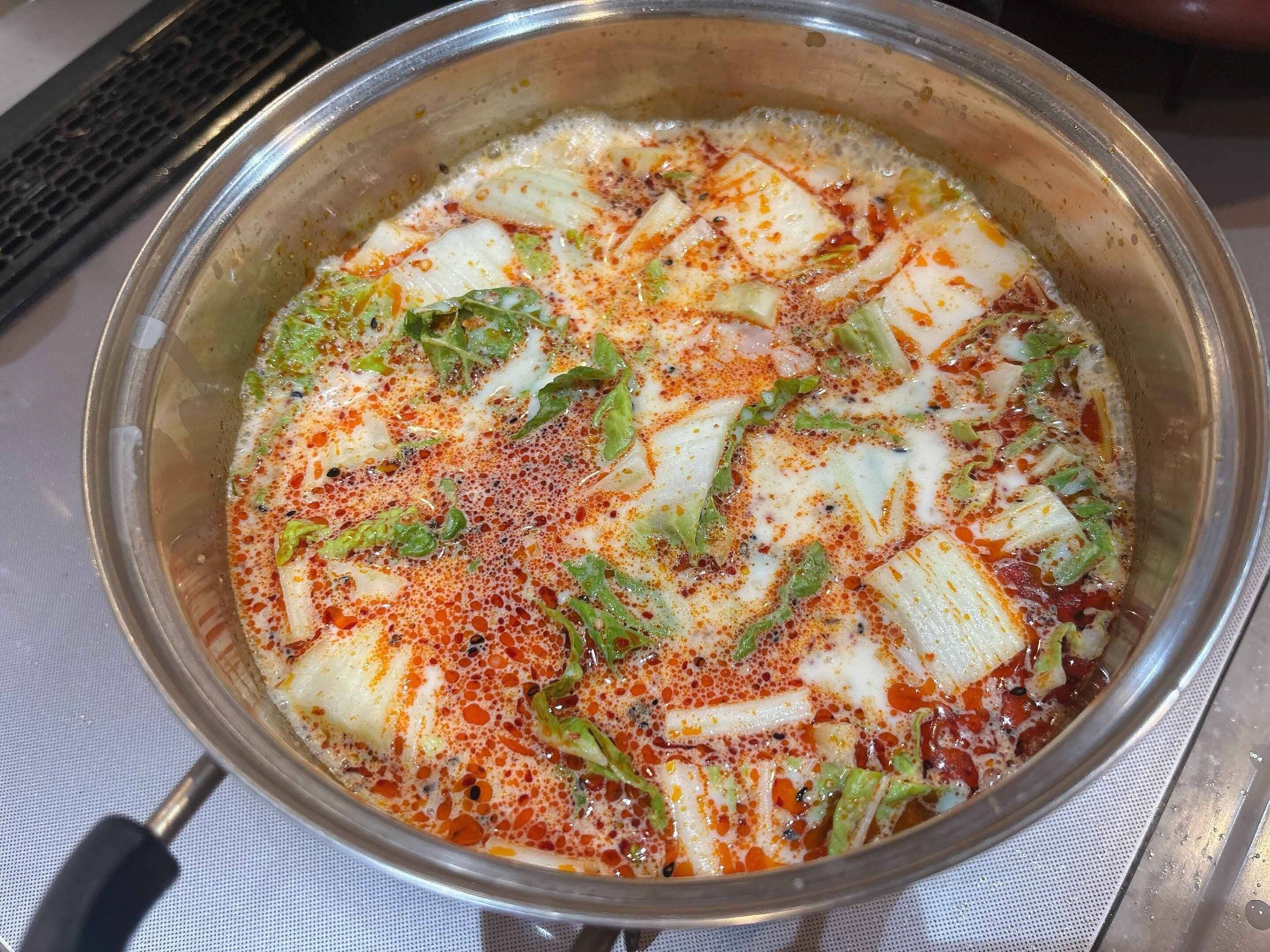 好きな具材を入れて煮込みます。