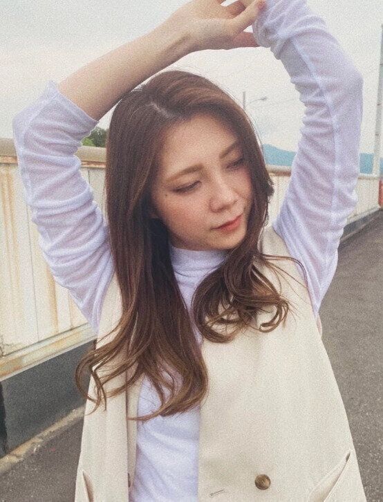 ナチュラルな髪色がイマドキ！上品な大人セミロング