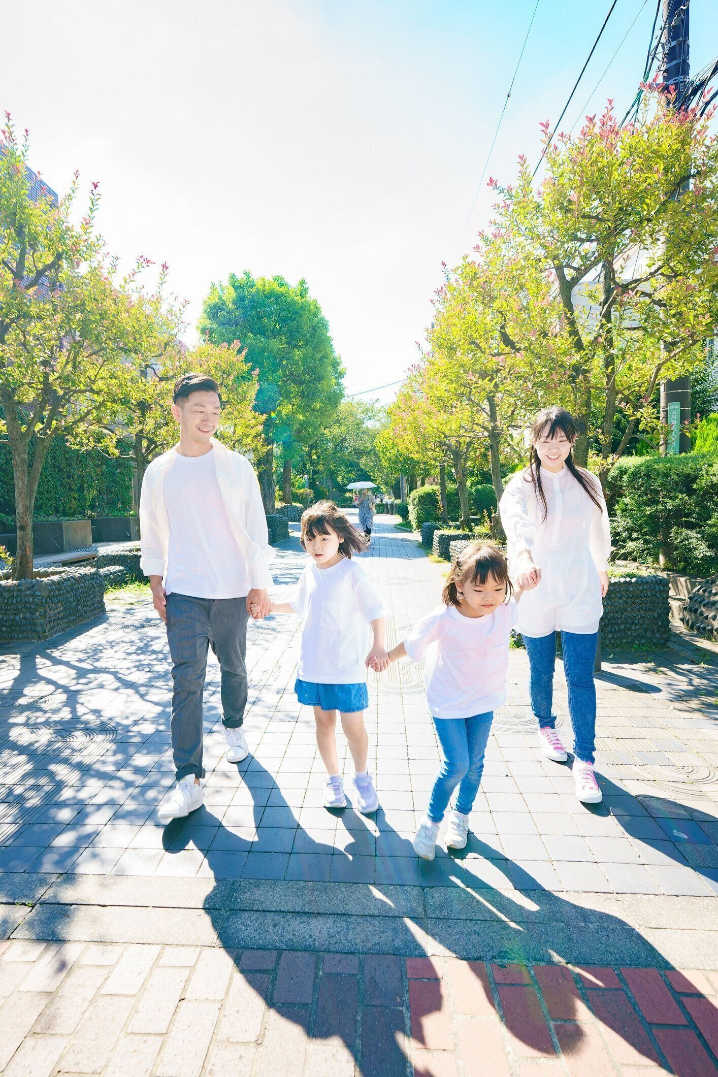 散歩する4人の家族