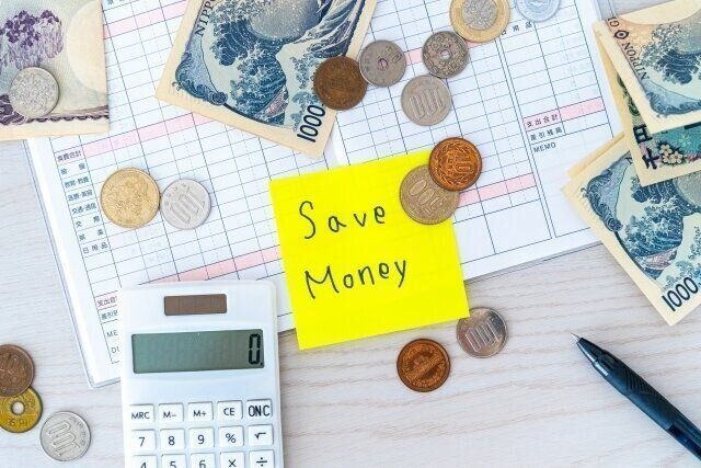 家計簿と散らばったお金