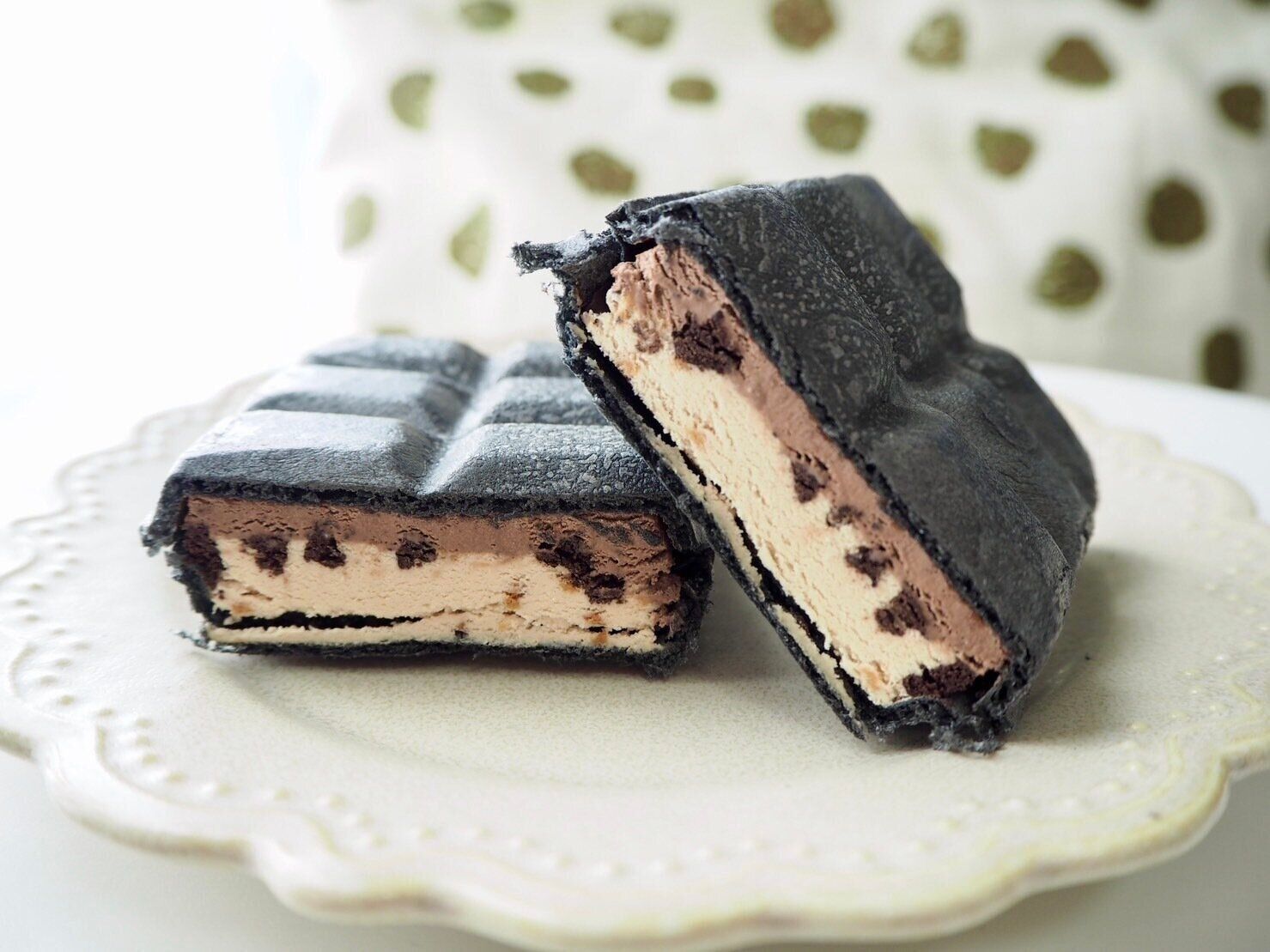 シャトレーゼ「DESSERTモナカ　ガトーオペラ」断面写真