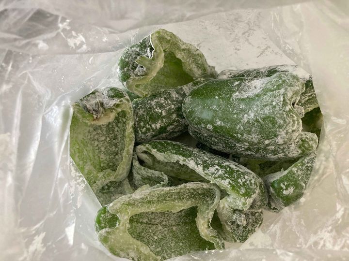 ビニール袋に入れてしっかりと粉をまぶしたピーマン