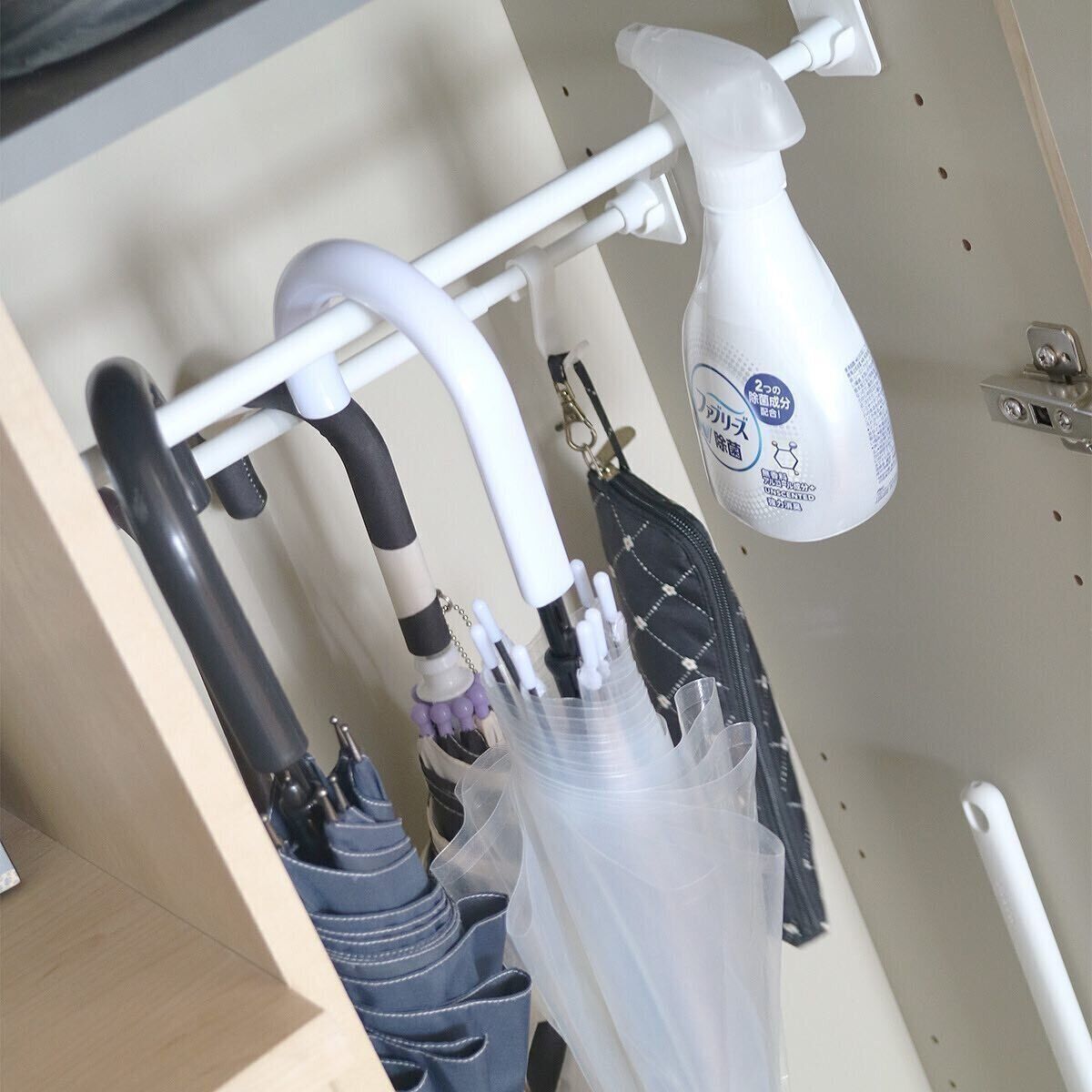 棚の内側にもつっぱり棒で収納スペースを